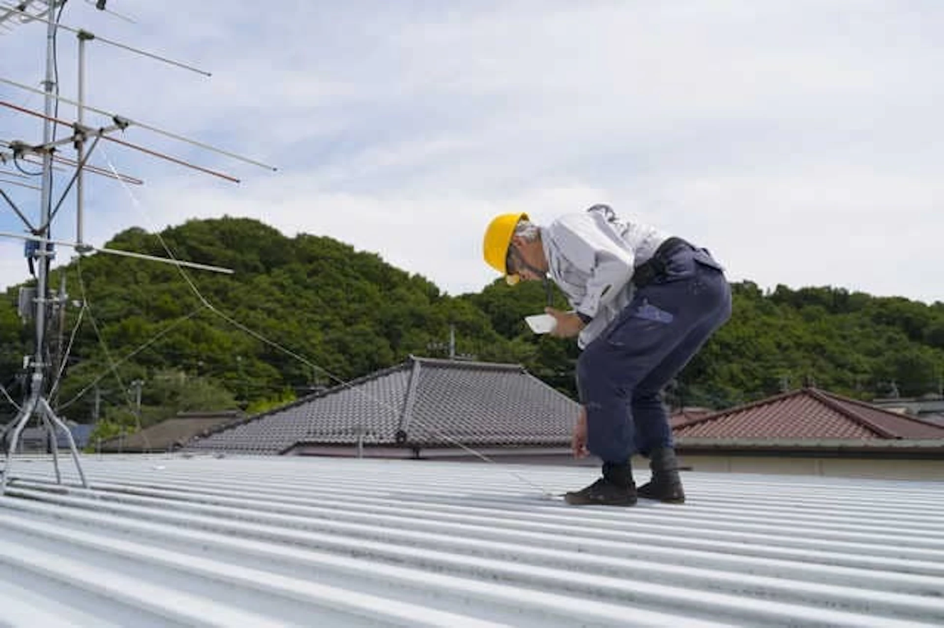 屋根の点検をする職人