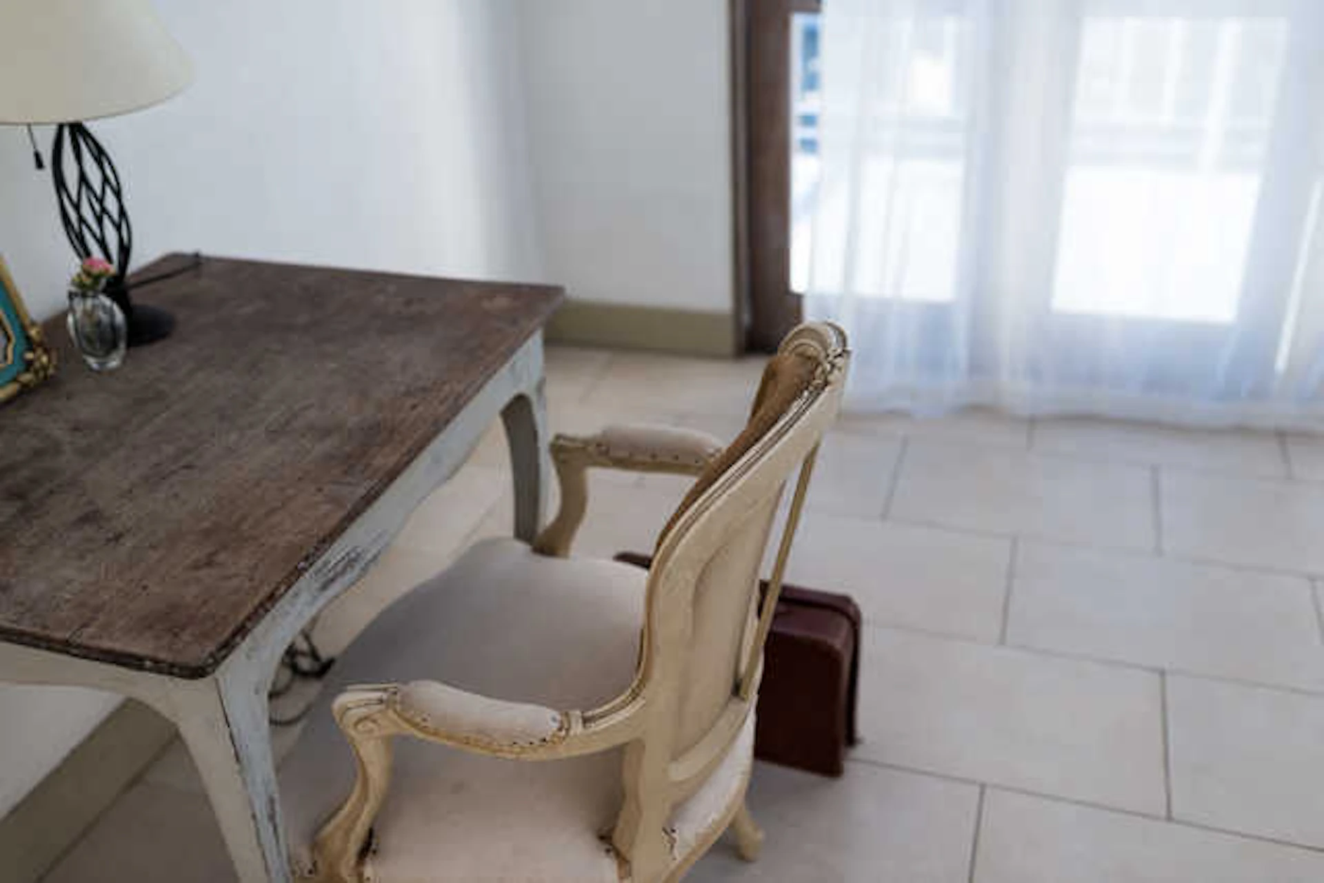 シャビーシックな家具を揃えよう