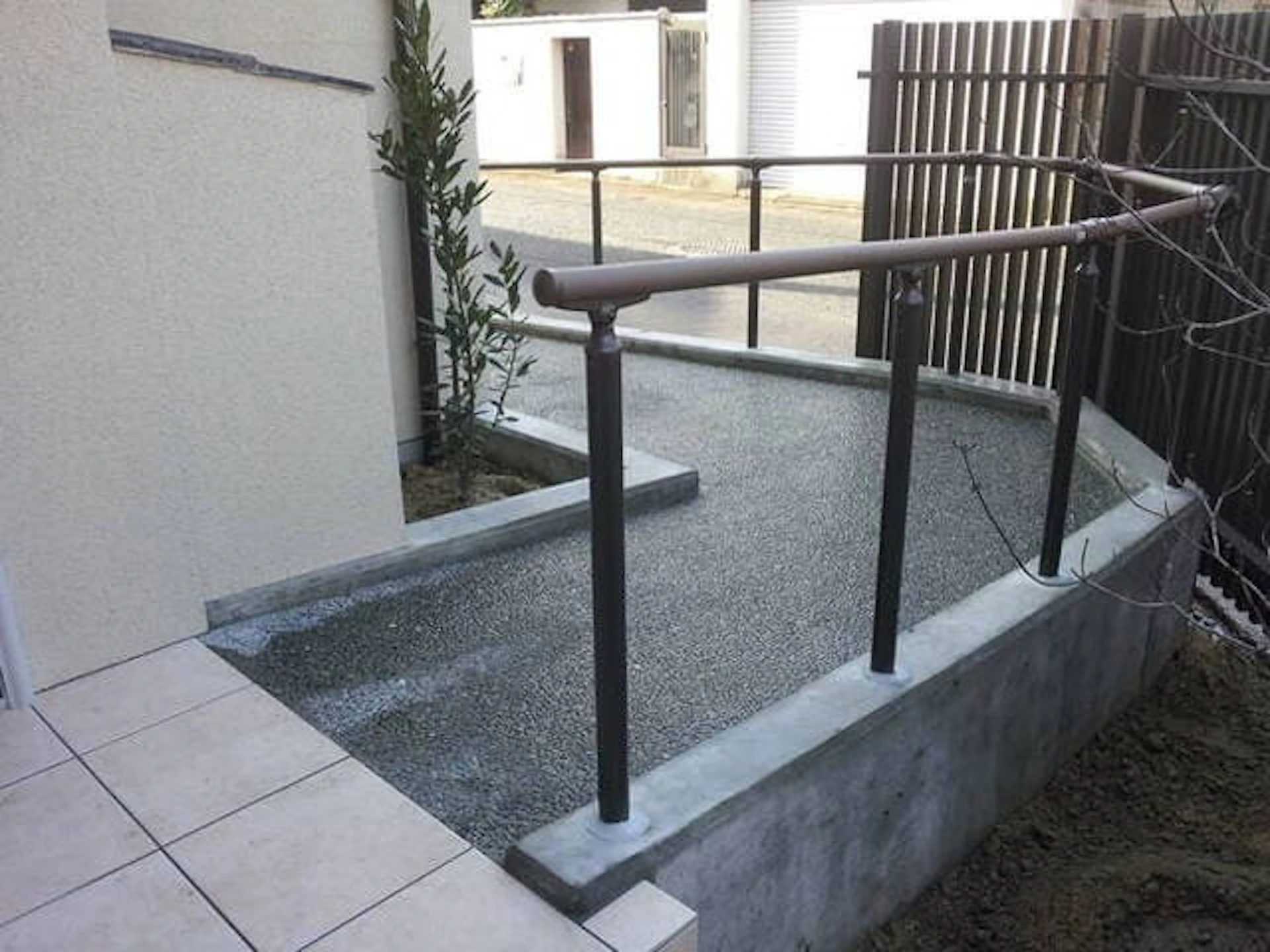 車イスの方が自走できる緩い勾配のスロープ