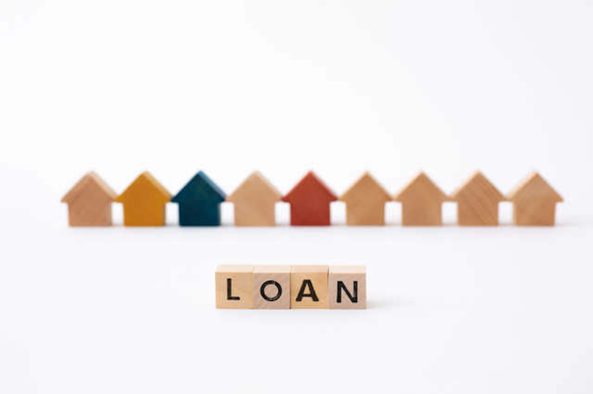 「LOAN」と書かれた積み木と、9つの家の積み木
