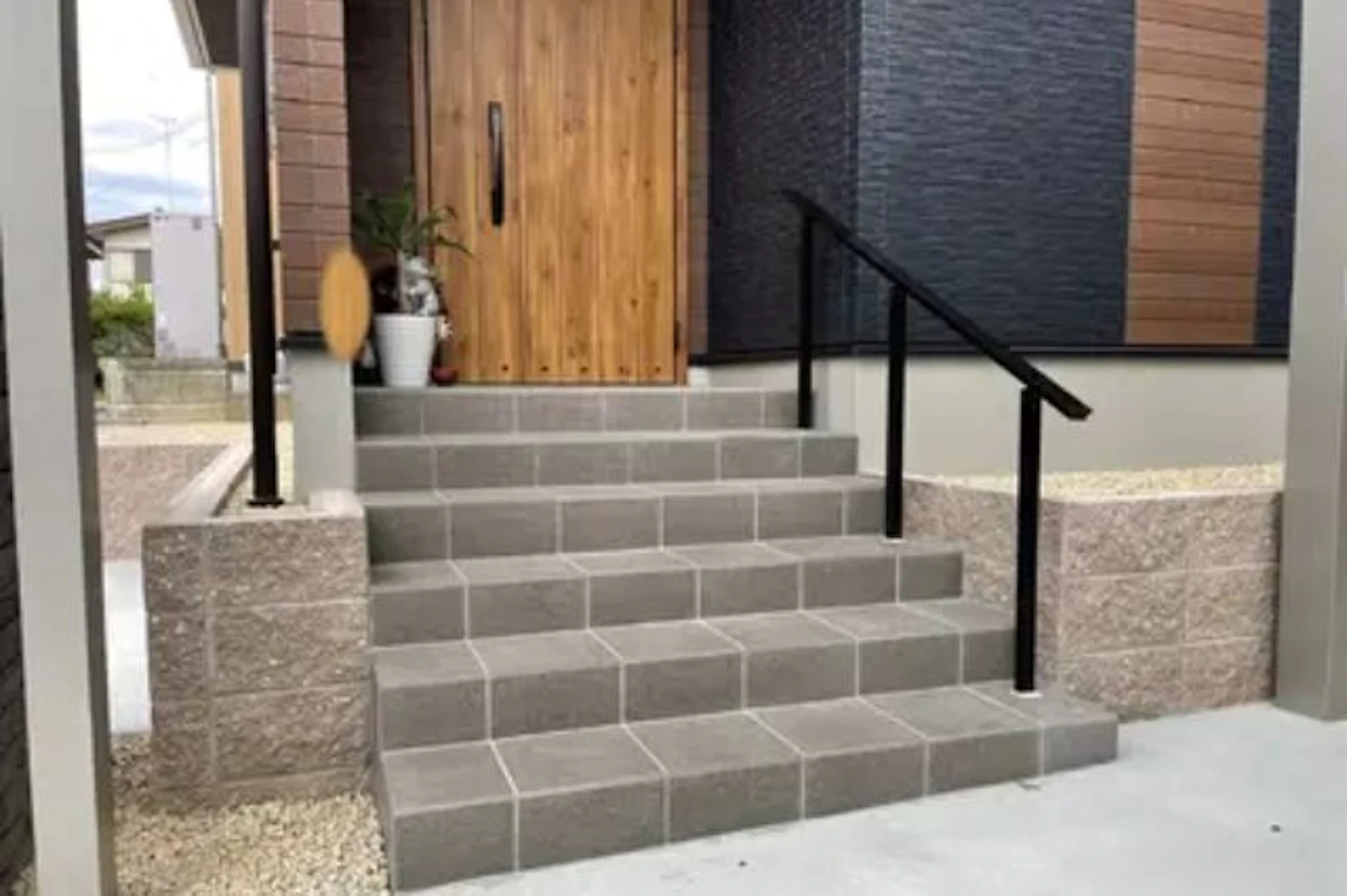 事例2:将来を見越した手すり付きの玄関ポーチ