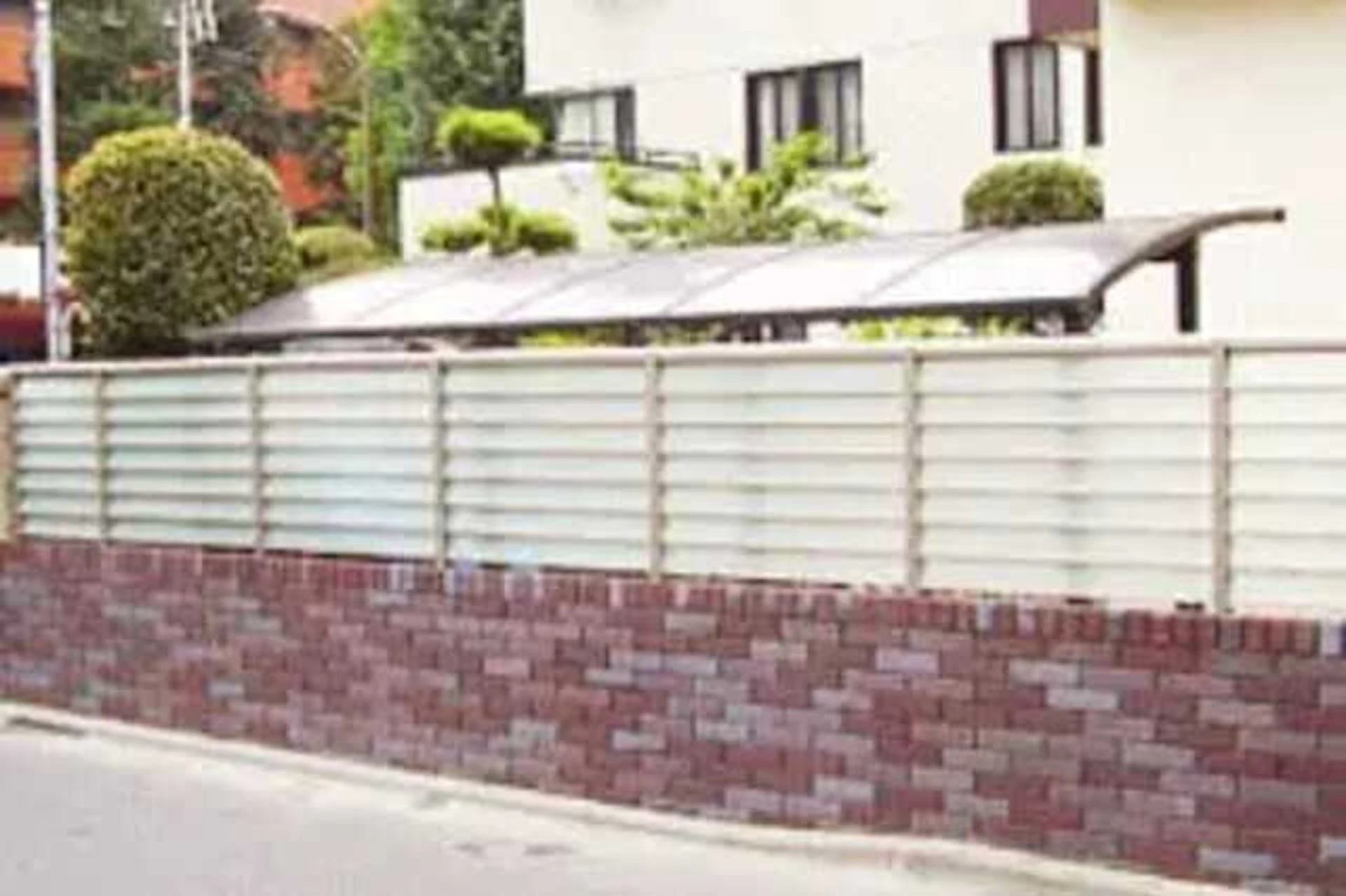 事例10 ブロック塀から圧迫感のない目隠しフェンスを後付け