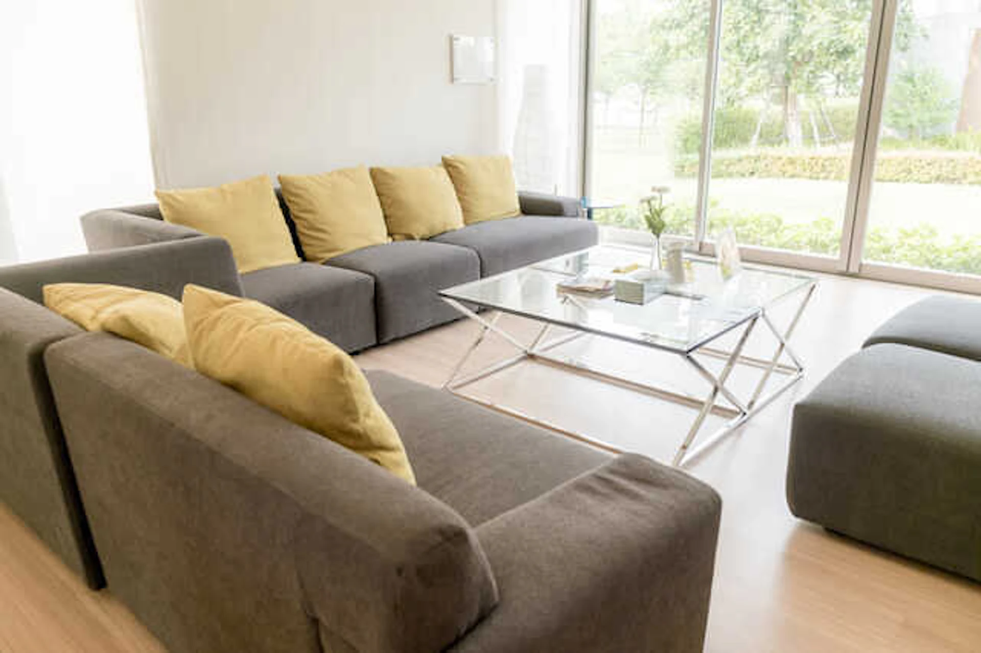 白や淡い色を使う