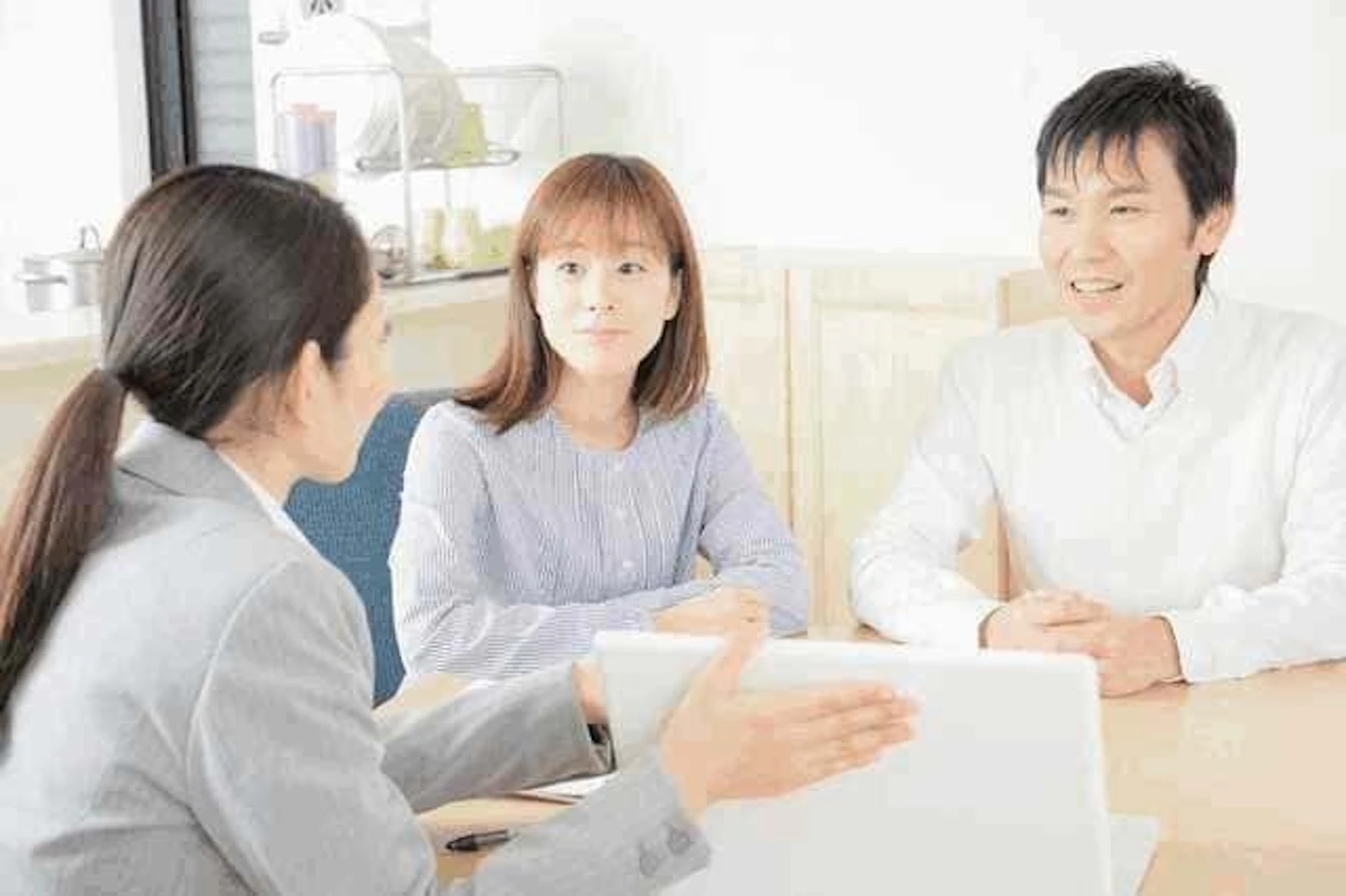 女性プランナーと相談している若い夫婦