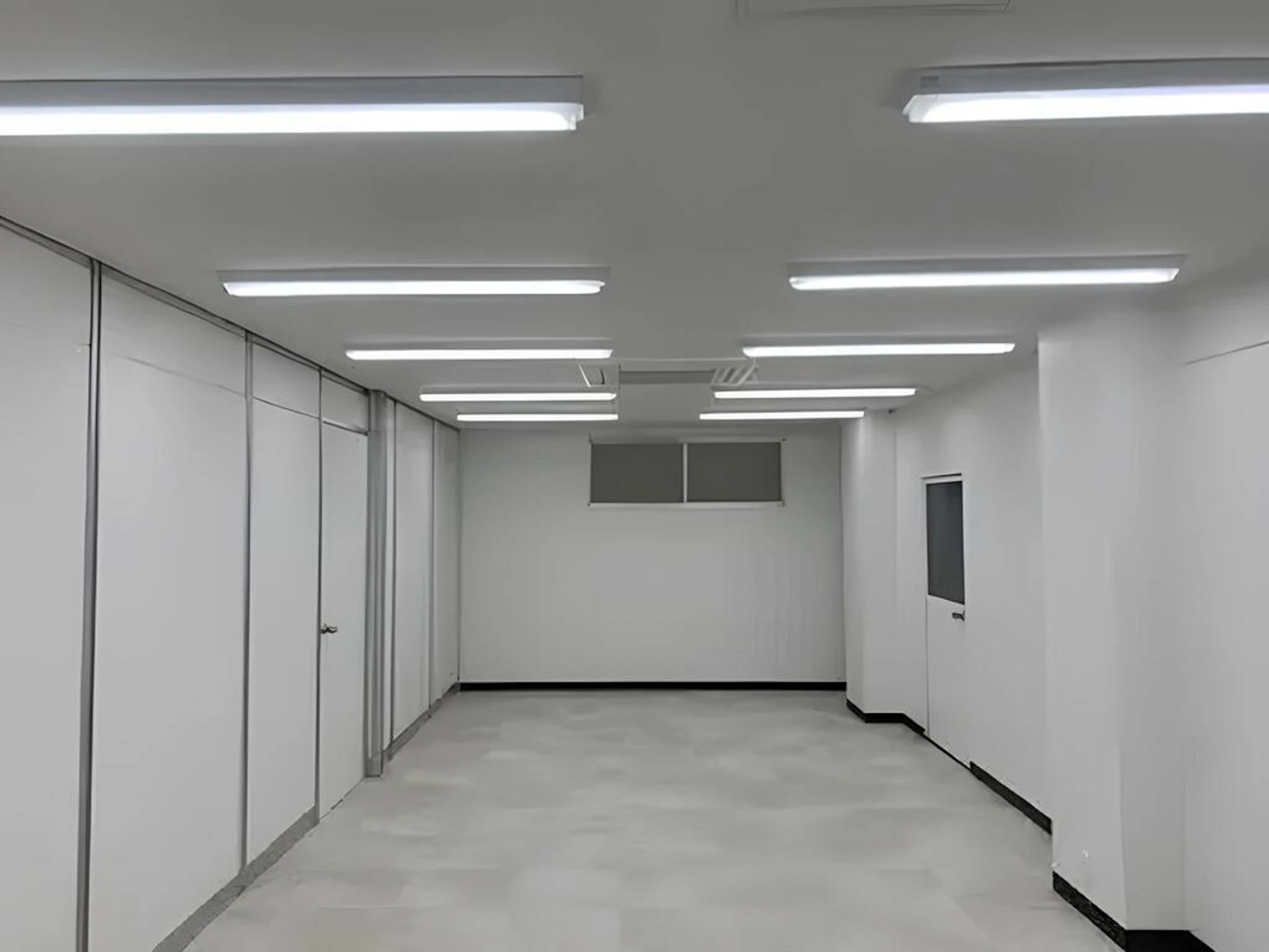 事例2: 空き店舗を白を基調とした事務所にリノベーション