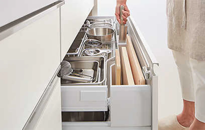 ゴミ箱は、シンク下や収納ユニットに隠すことも可能