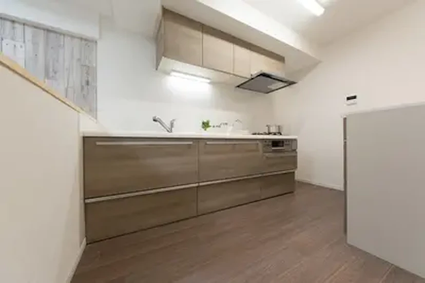 事例2：白い内装と木目が調和した明るいキッチン