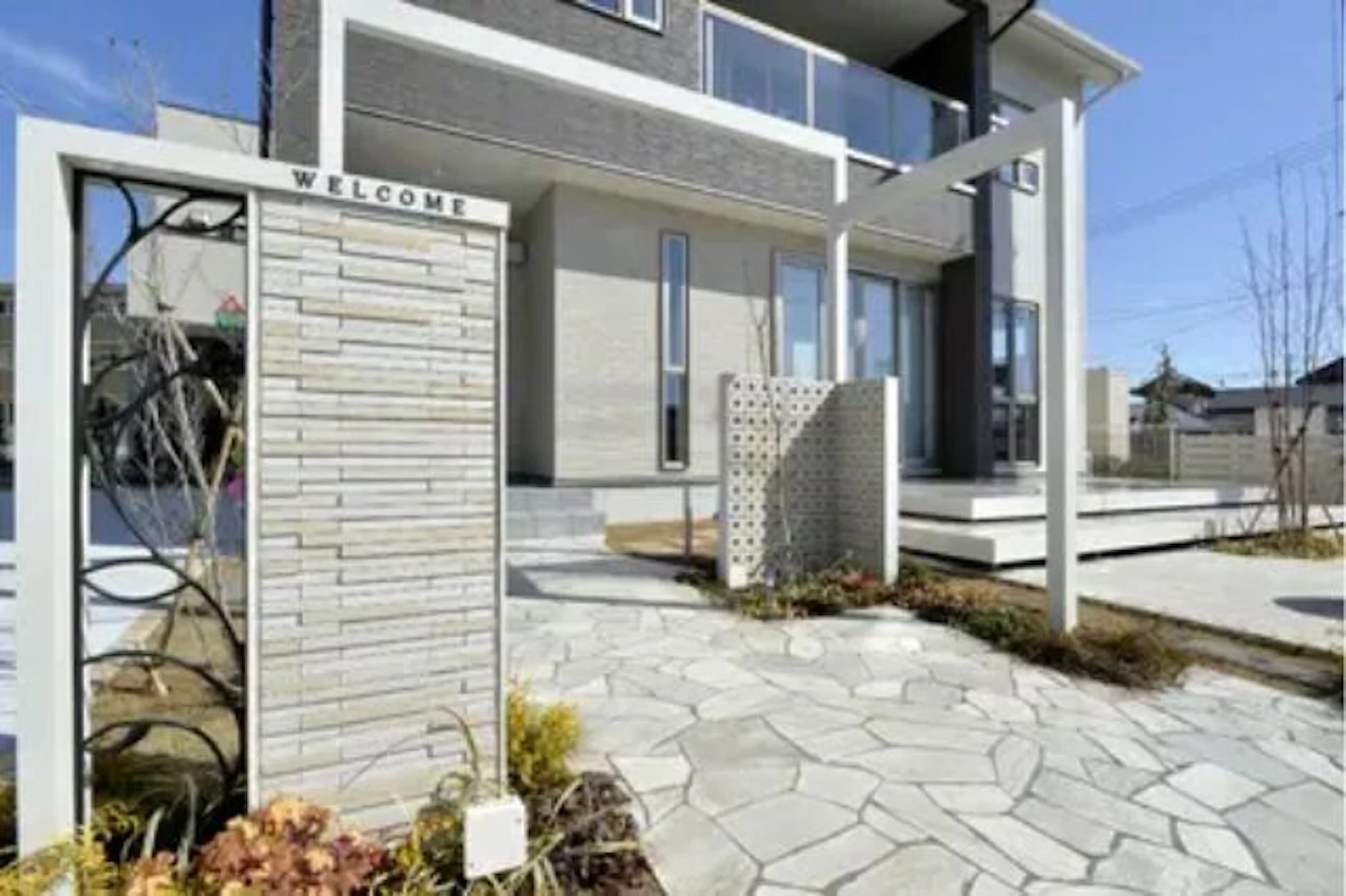 コントラストが美しいアプローチ