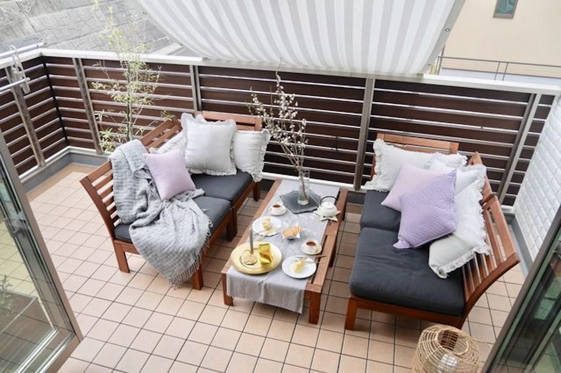 テーブルやチェアを置く