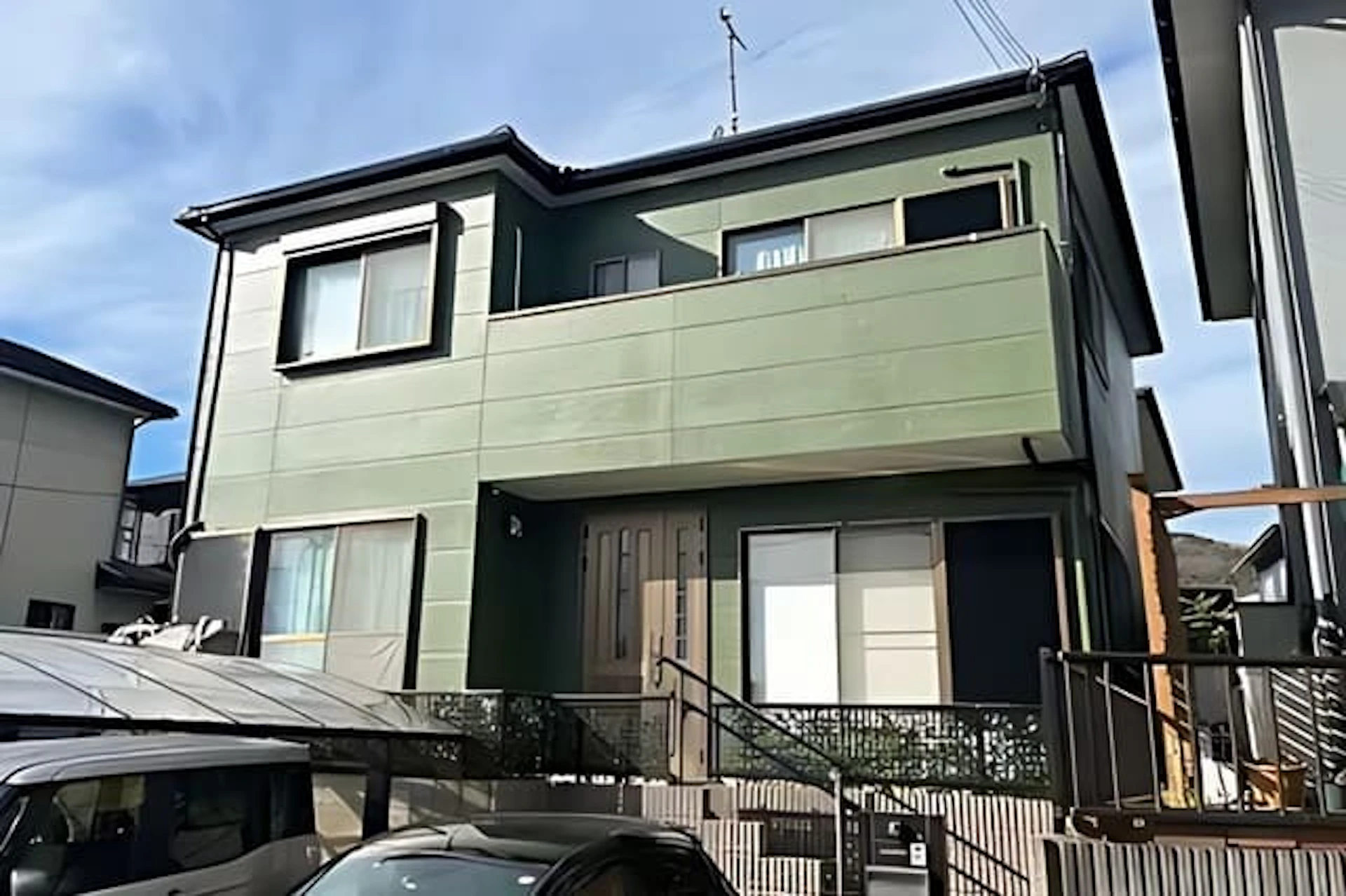 外壁塗装とともに屋根の塗り直しも行った事例