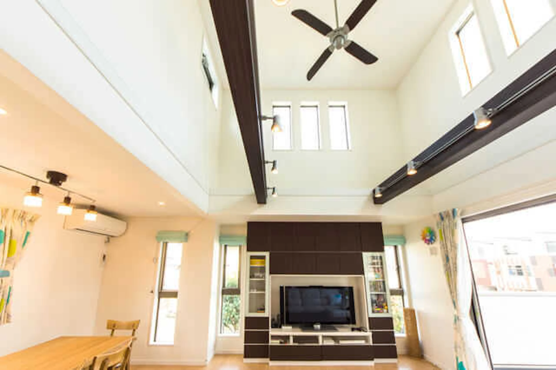 冷暖房効率を考え、エアコンの位置は低めに