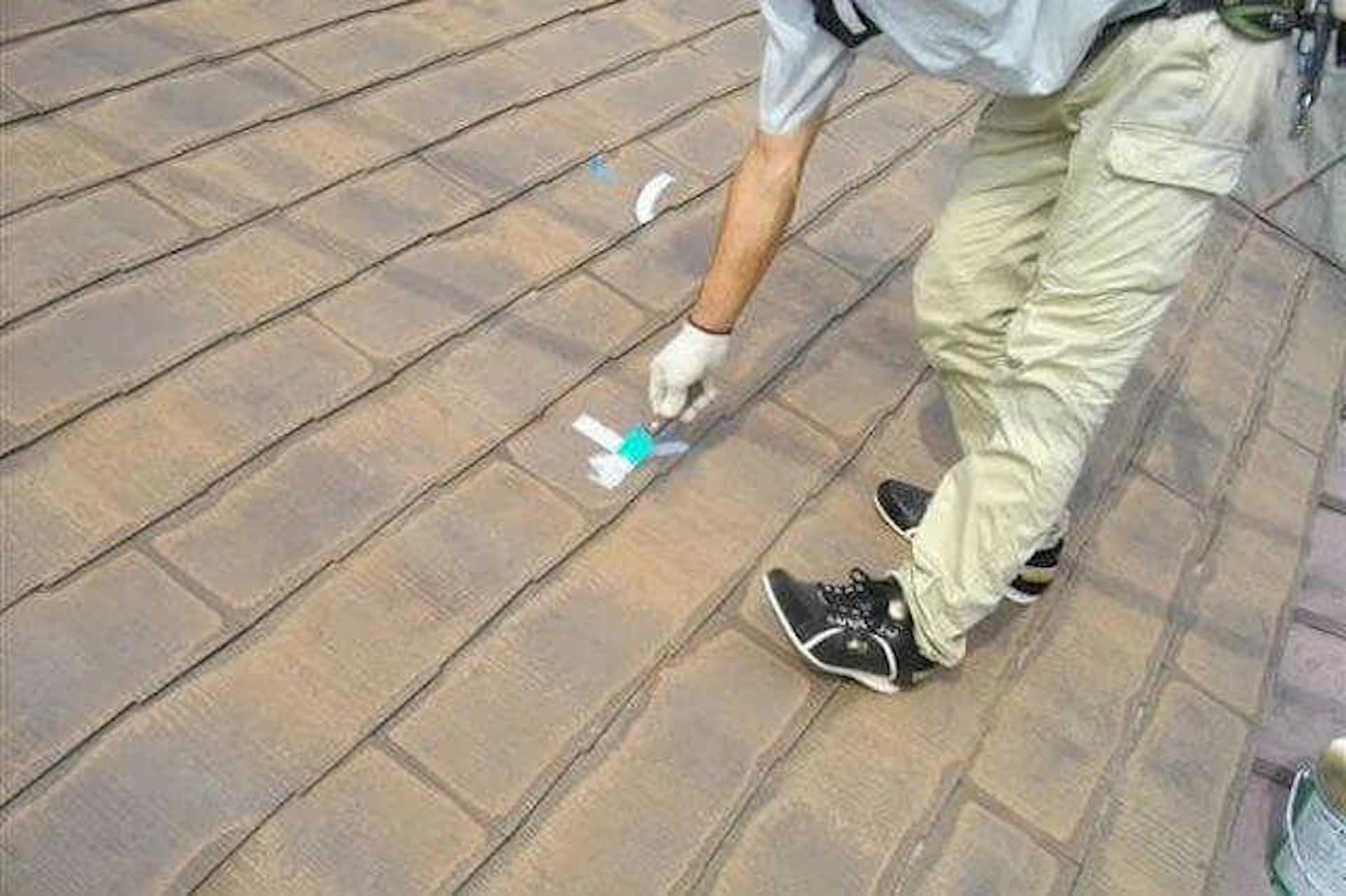 サムネイル:コロニアル/カラーベスト屋根の耐用年数は?塗装・補修の時期やアスベストの注意点も解説