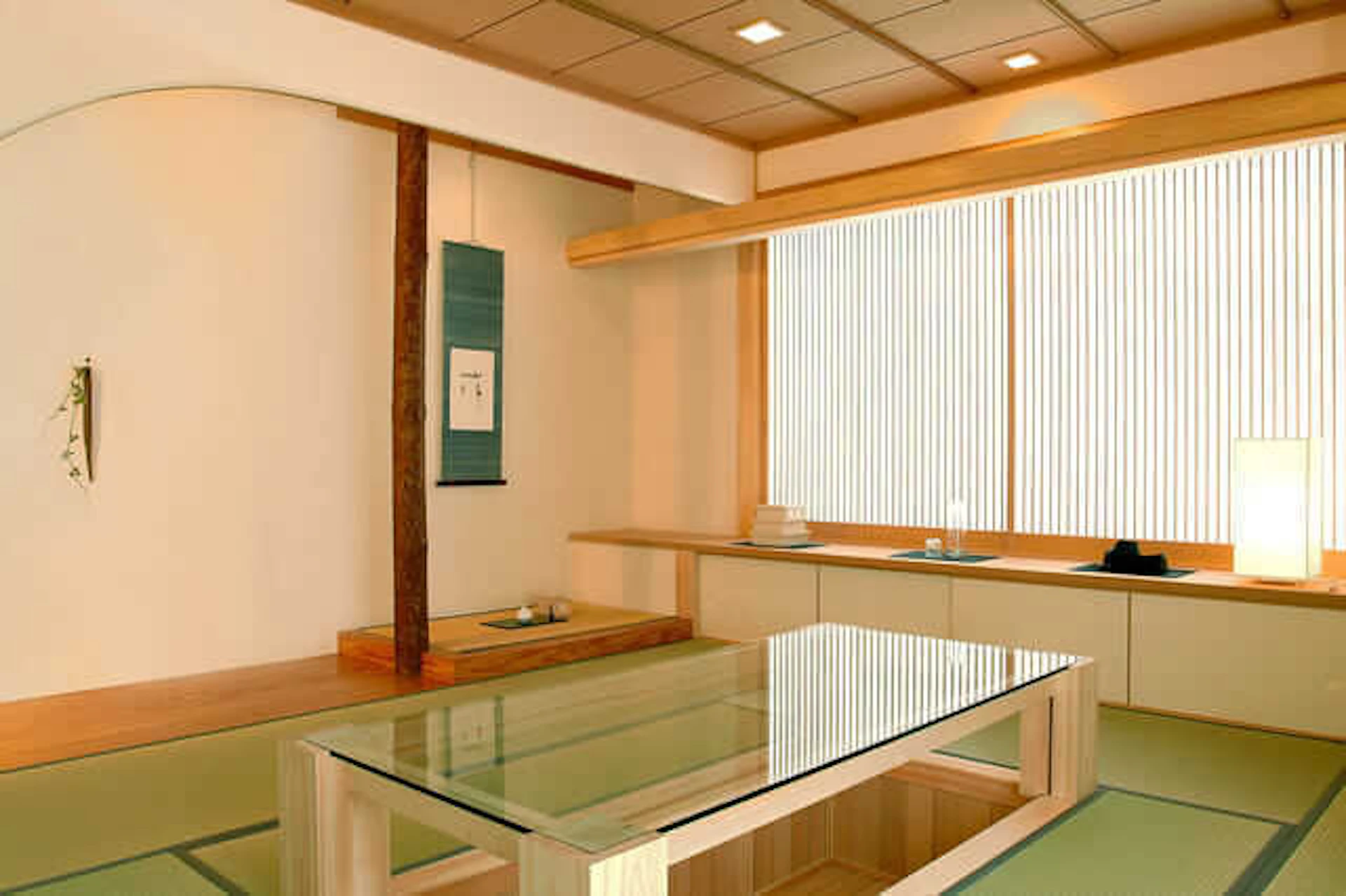 硝子テーブルを置いた和室