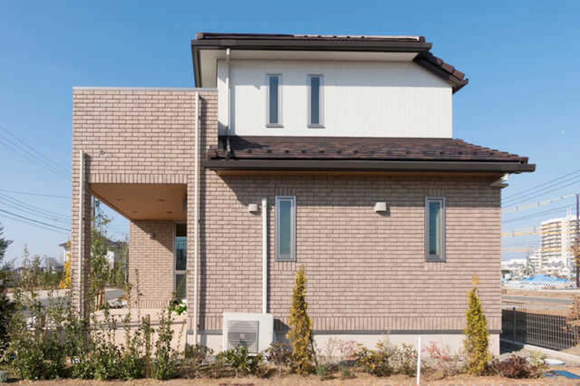 人気の屋根瓦・屋根材の色は？塗装する色によって室内の温度や遮熱効果の違いも！