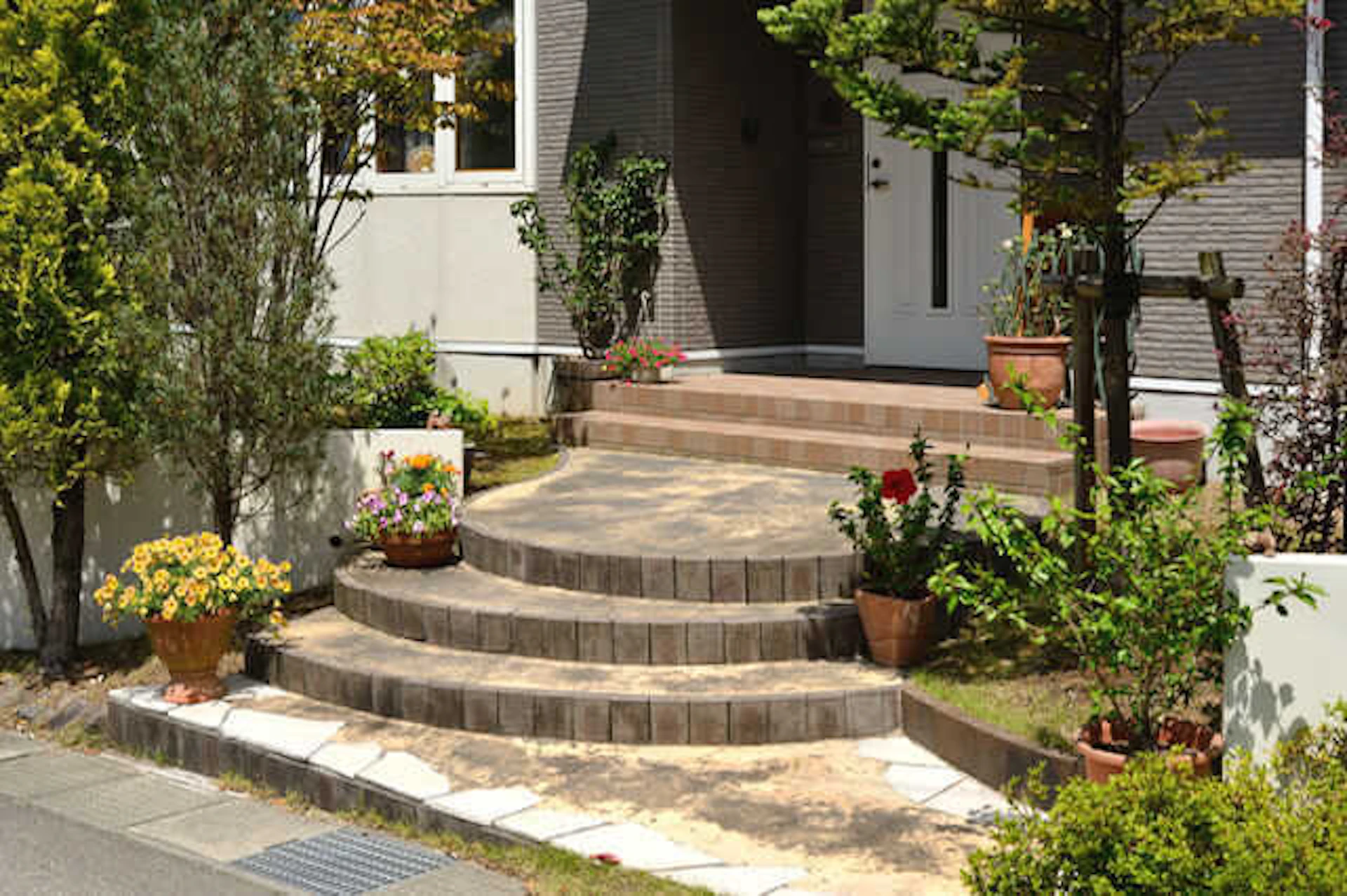 グリーンに囲まれたポーチ