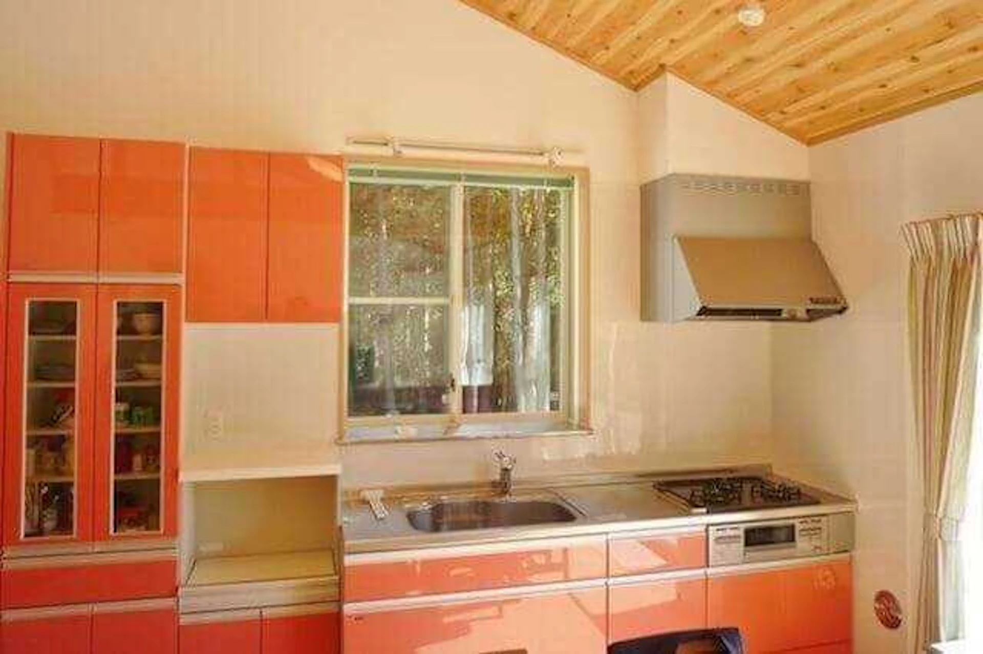 ポップなビタミンカラーのキッチン