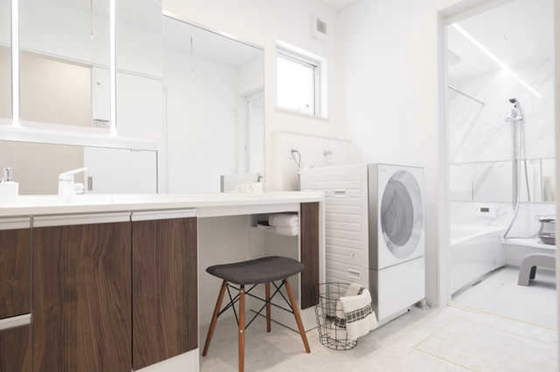 清潔感のある洗面所と浴室