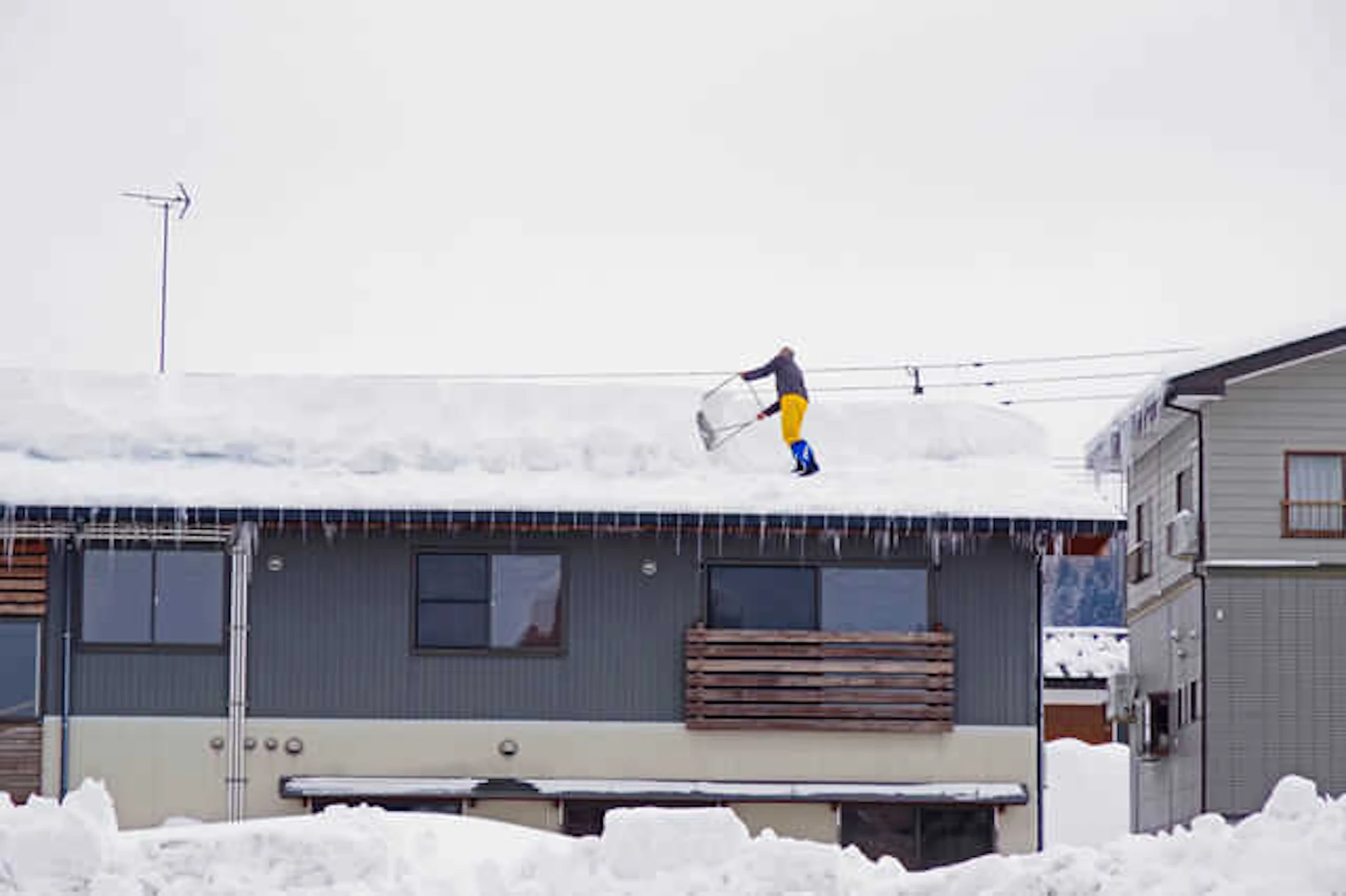 【豪雪地帯の屋根にもガルバリウムはおすすめ】