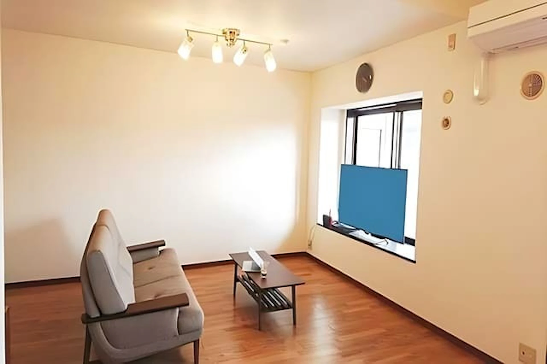 50〜100万円のリビングリフォームの施工事例：間仕切りを撤去し、リビングと和室をつなげるリフォーム