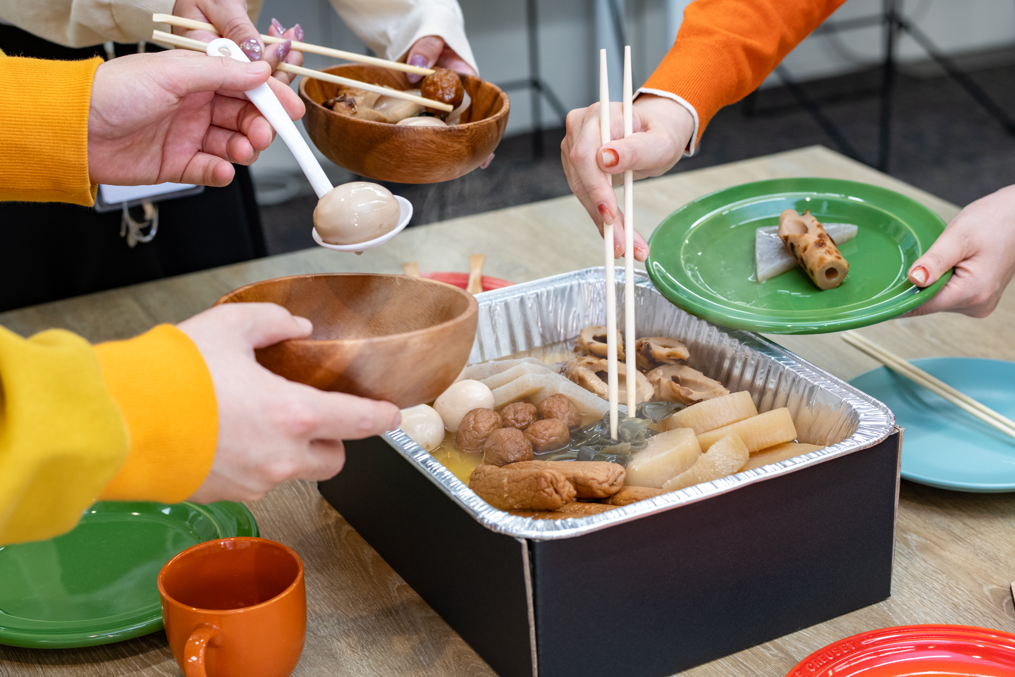 オフィスでおでんを食べている様子