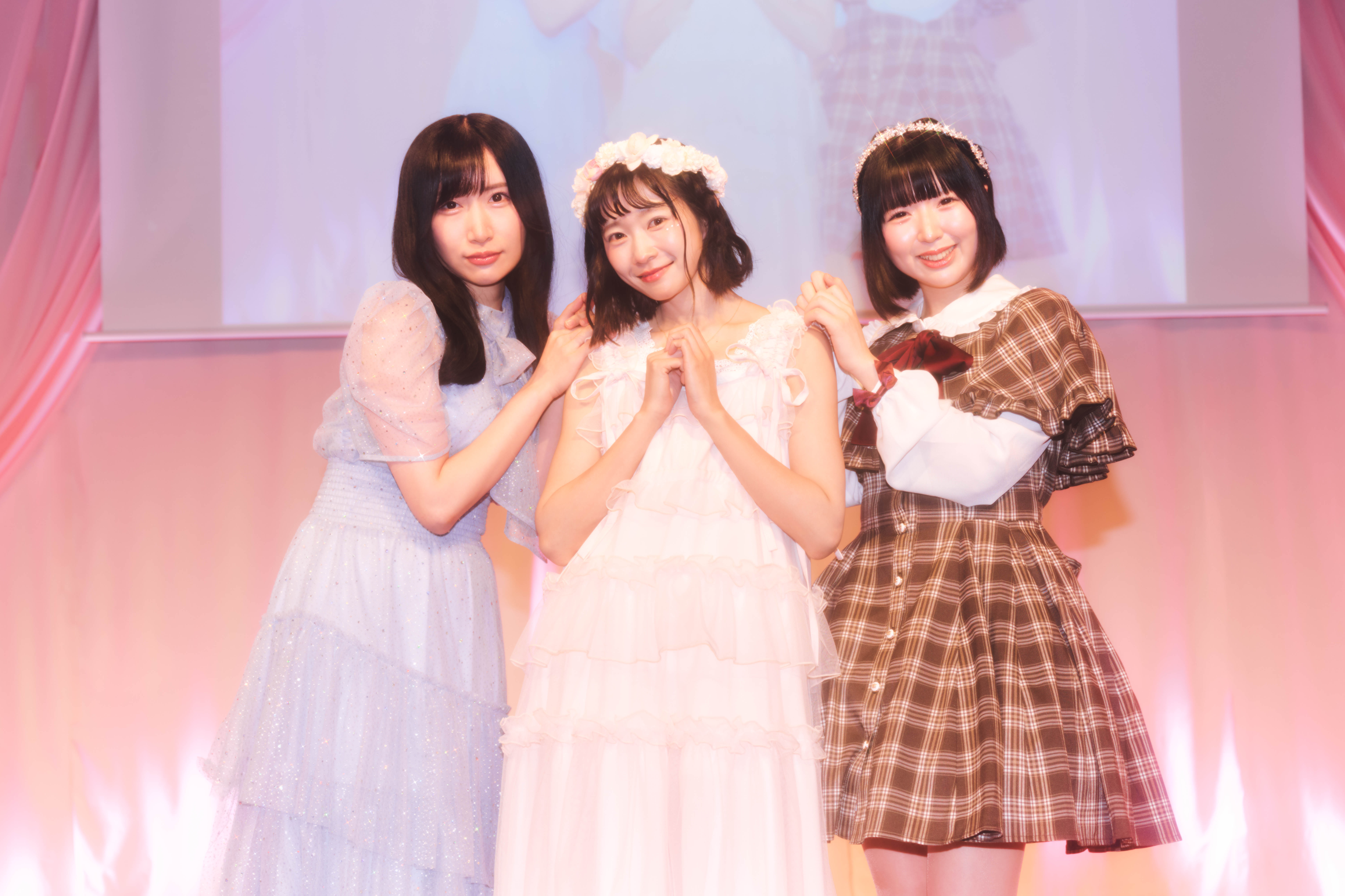 特別アンバサダーに任命された夜風さん、葵乃まみさん、柳瀬なぎさん。仲良く３人で可愛くポージング！