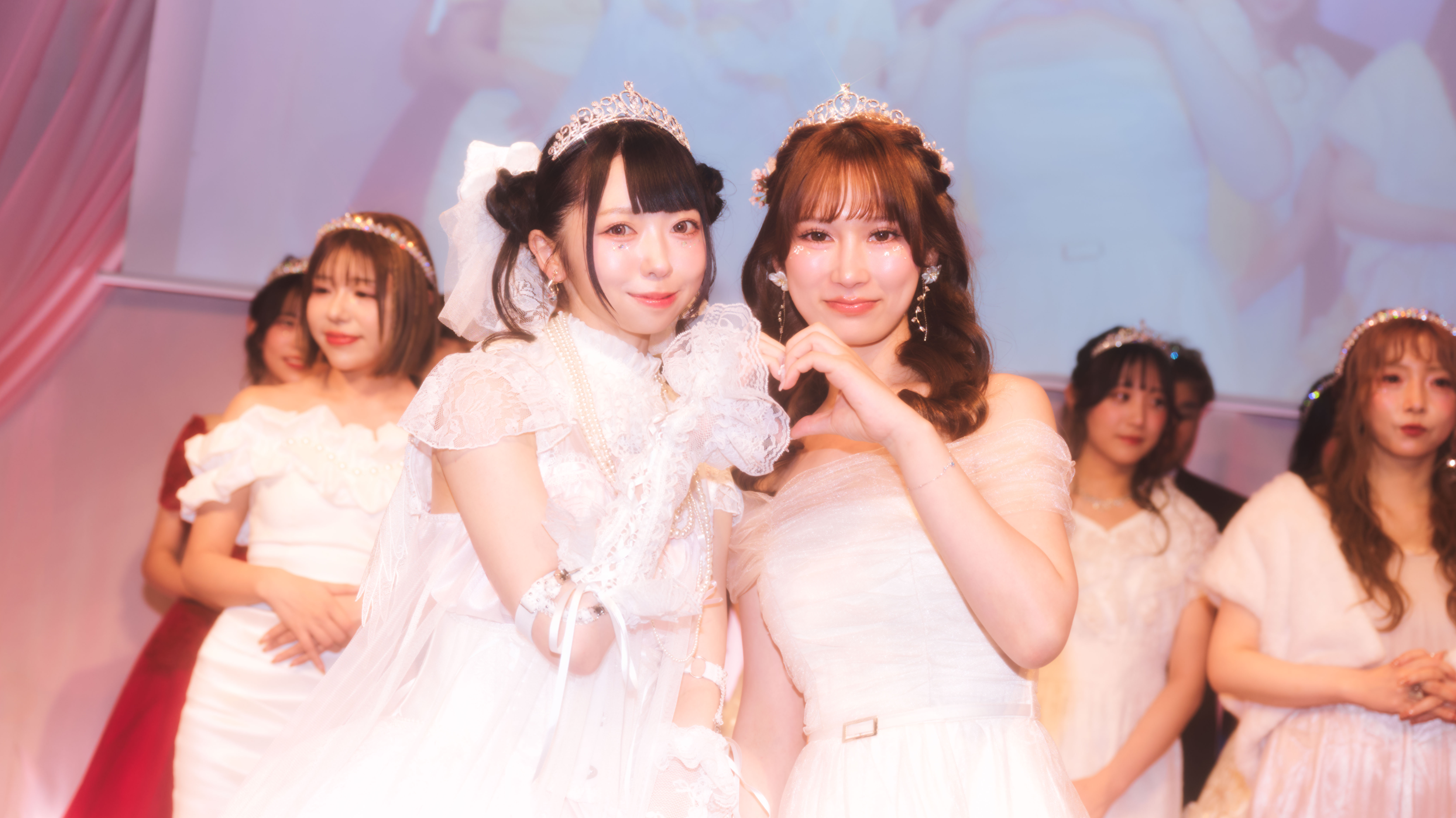 最優秀アンバサダーを受賞した深川史那さん＆伝輝うなきさんは、リスナーのみなさんへ愛を込めてハートポーズ！ 