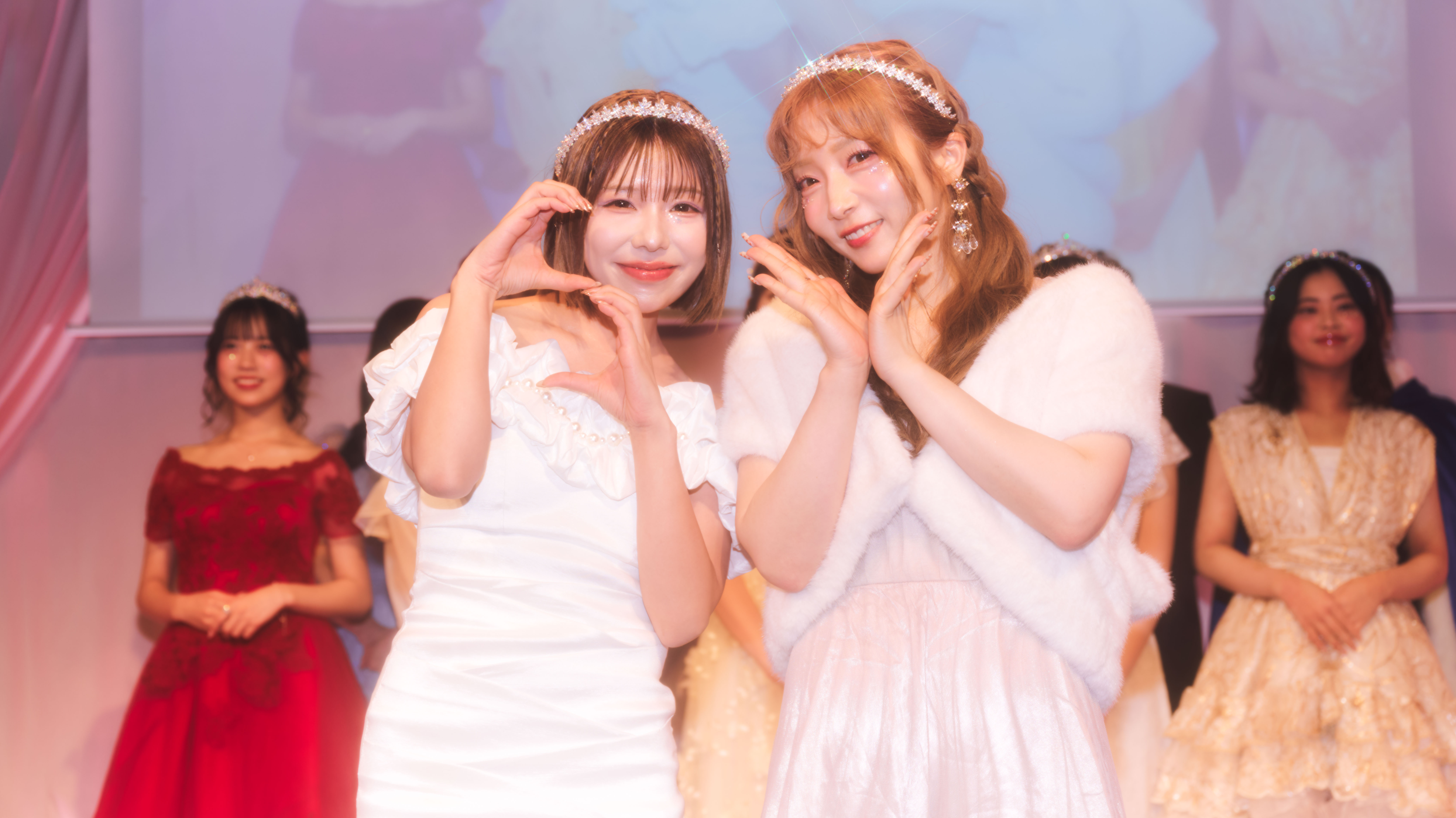 優秀アンバサダーを受賞したAnnnnnaの空さん＆MAYAのうたさん。それぞれが戦ったリーグをsとrの手文字で表現。 