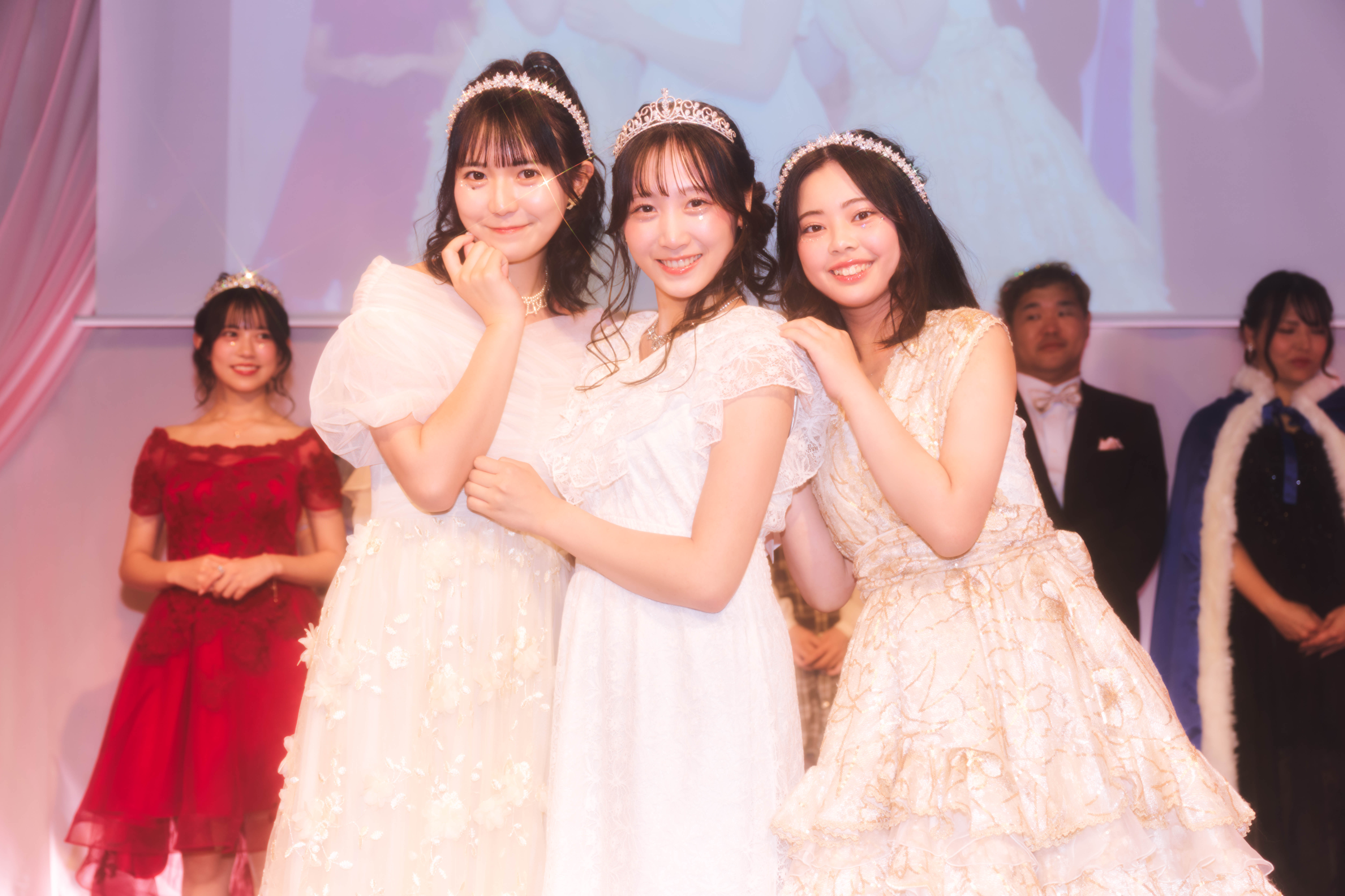 STU48 宗雪里香さん、NGT48 木本優菜さん、NGT48 佐藤柚花さん。AKB48グループの３人はキュートな笑顔で記念撮影。