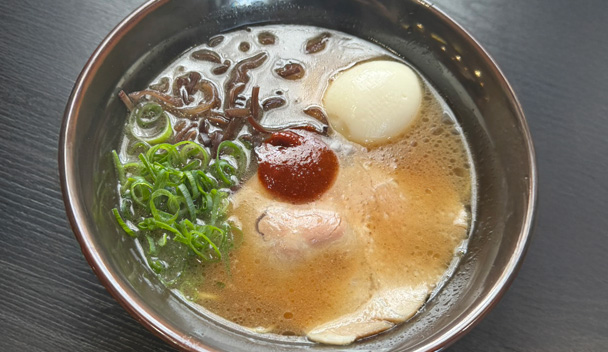 豚骨ラーメン（一蘭インスパイア）