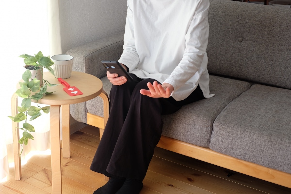 携帯を操作する女性の手元