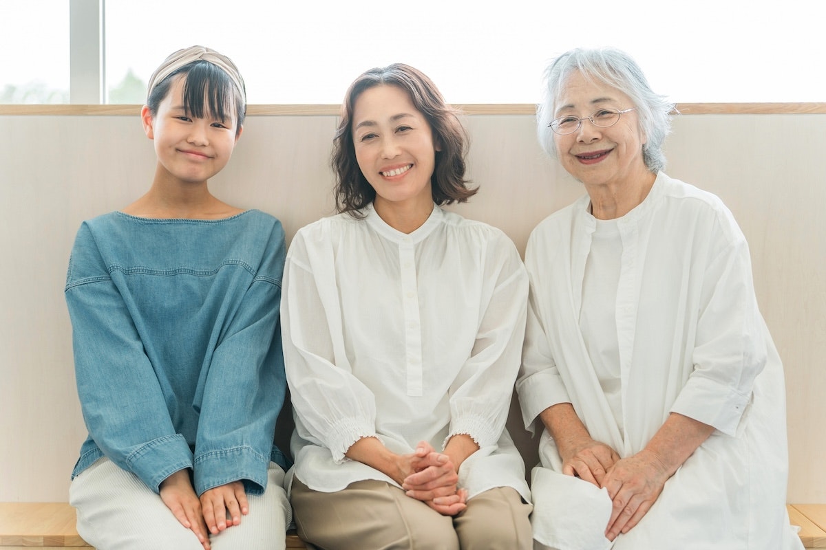 幅広い世代の3人の女性