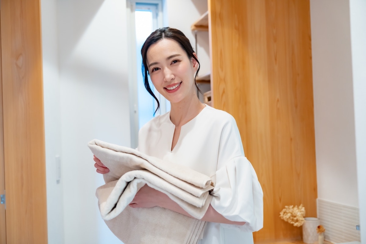 タオルを持つ女性