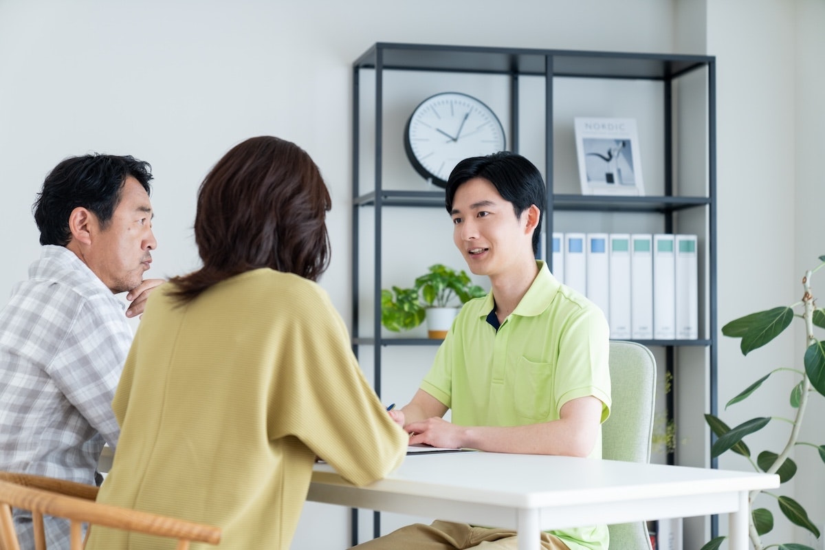 夫婦が男性に質問している様子