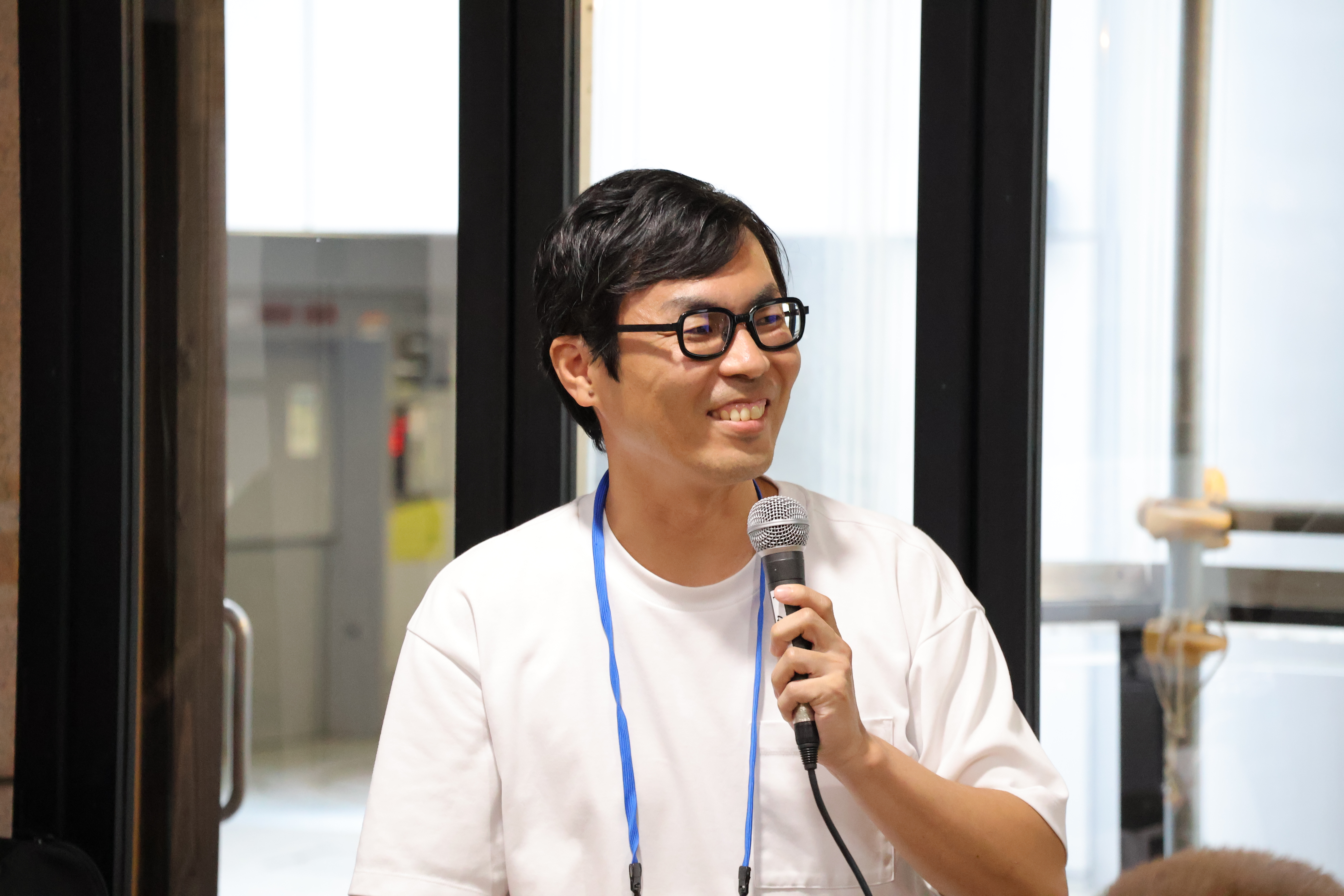 プラットフォームスクウェア株式会社 代表取締役社長 丑田 俊輔氏がマイクを手に登壇している写真