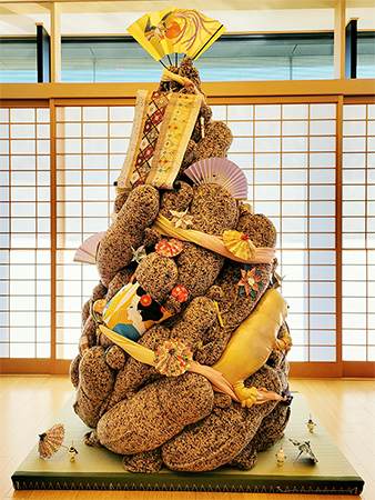 西陣織など伝統産業製品と100体のぬいぐるみで作る 「オオ