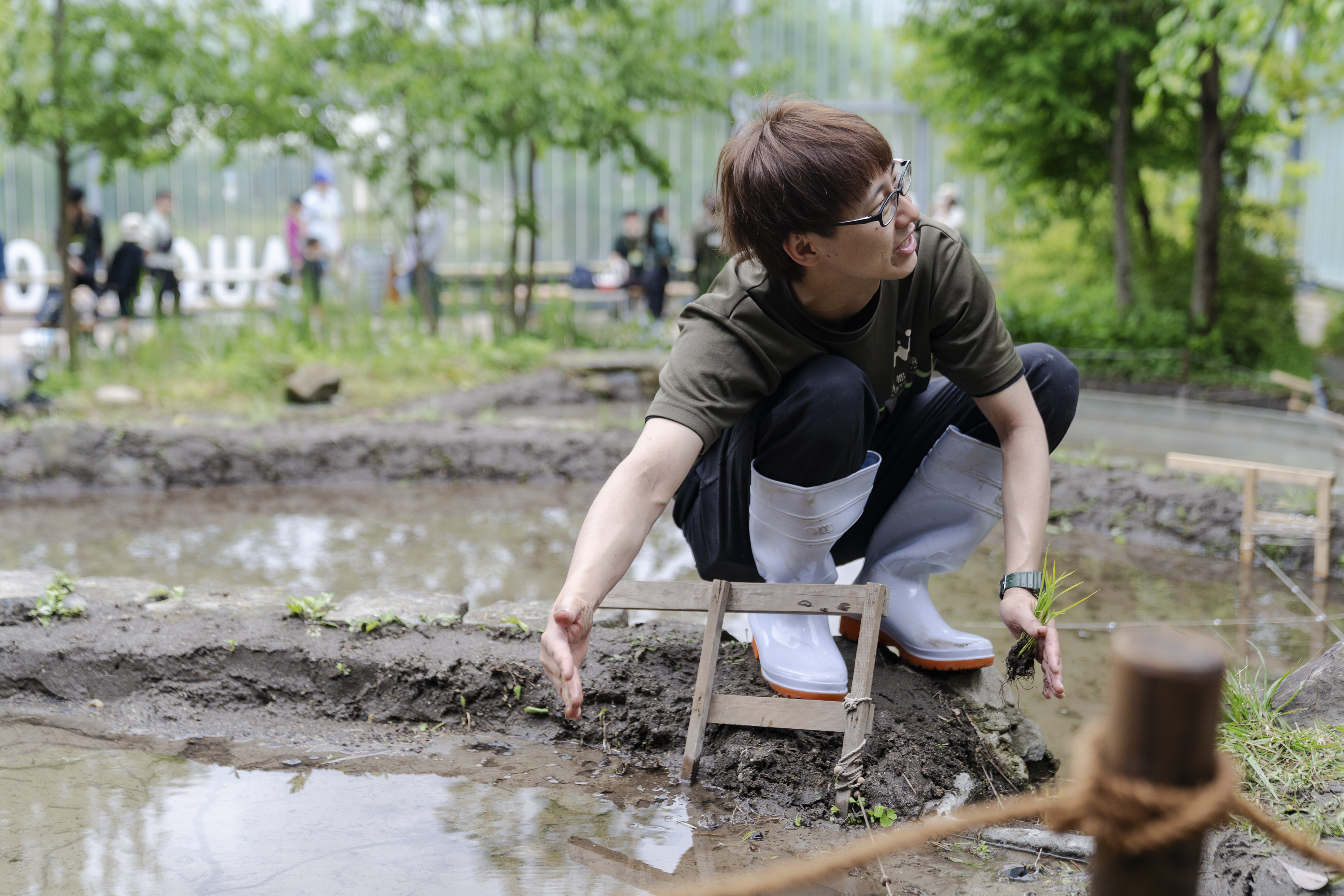 稲の植え方を教える飼育スタッフ