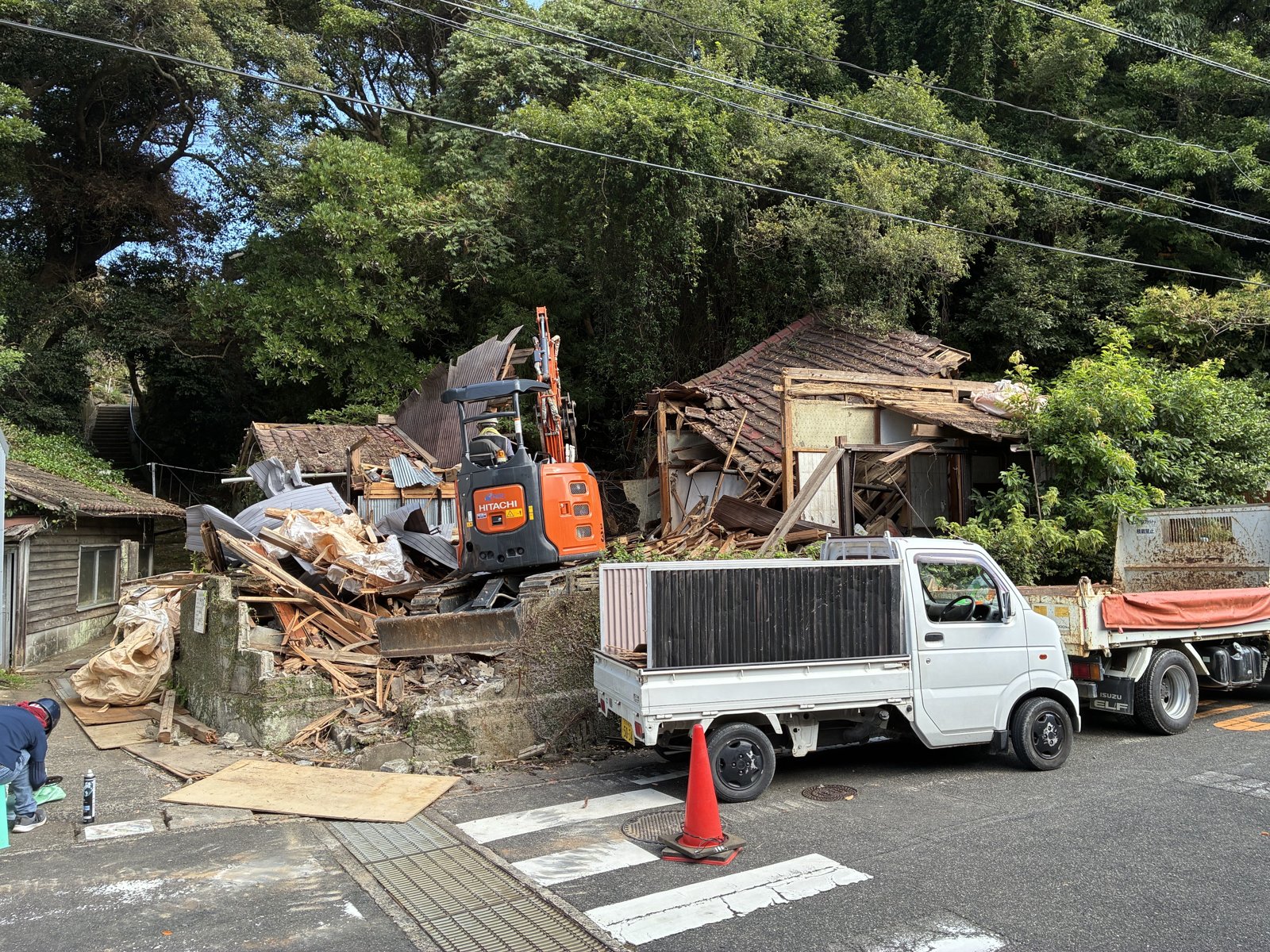 解体材をトラックで搬出する