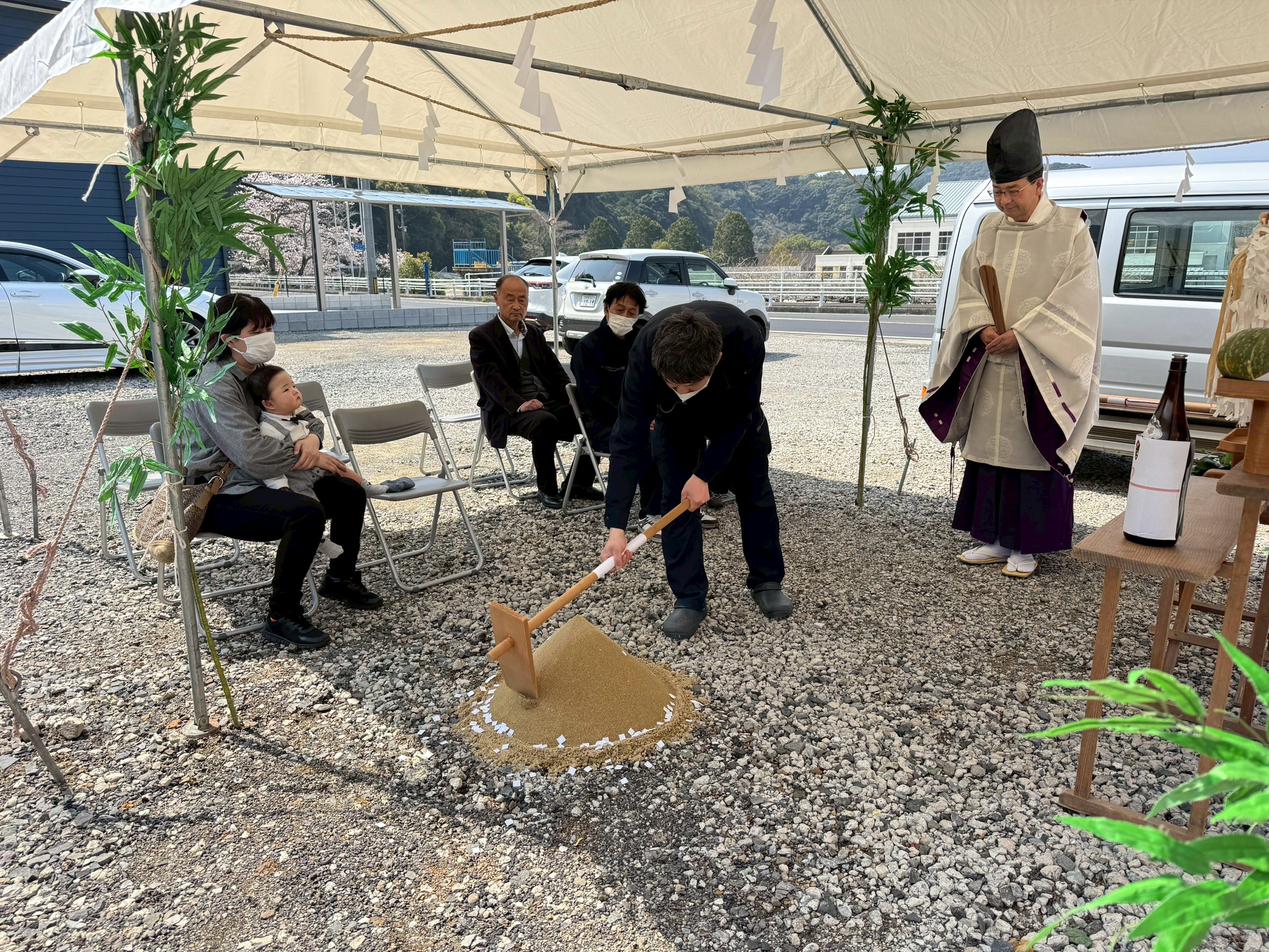 施主様による鍬入れの儀