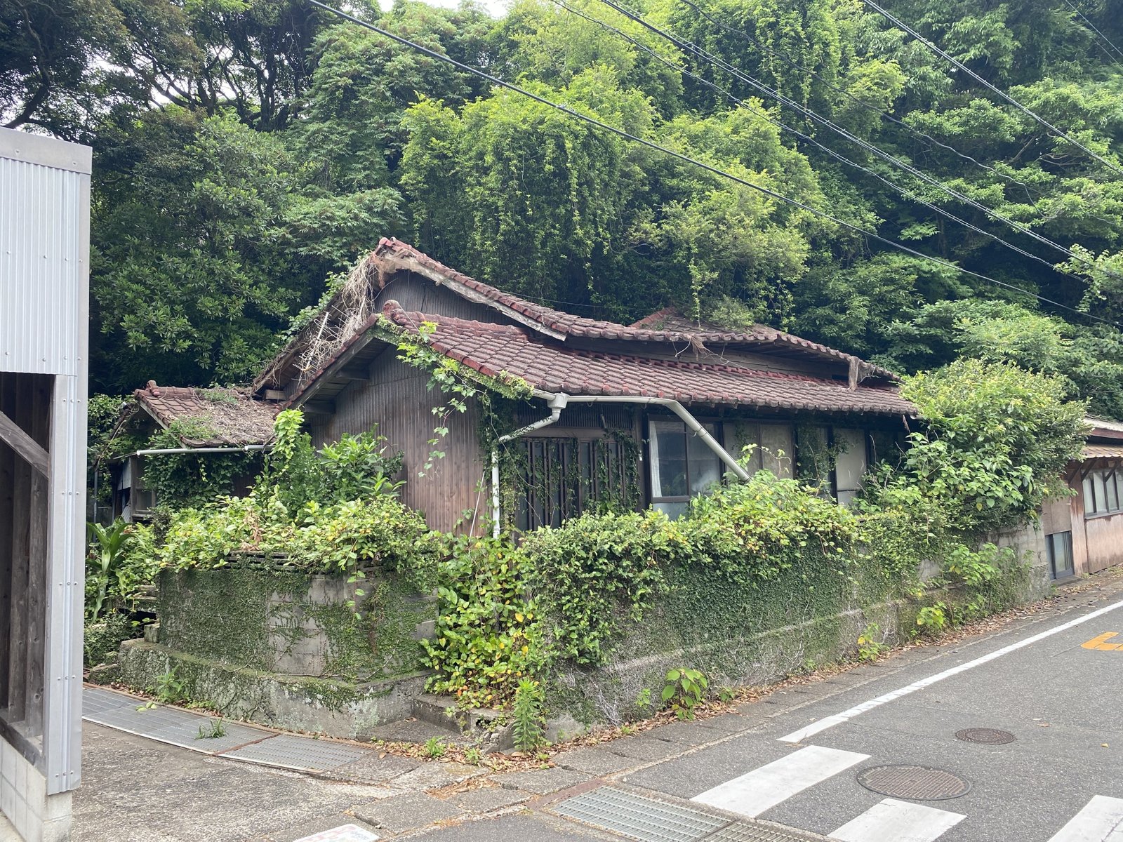 佐世保市小佐々町 解体前の空き家を道路から見たところ