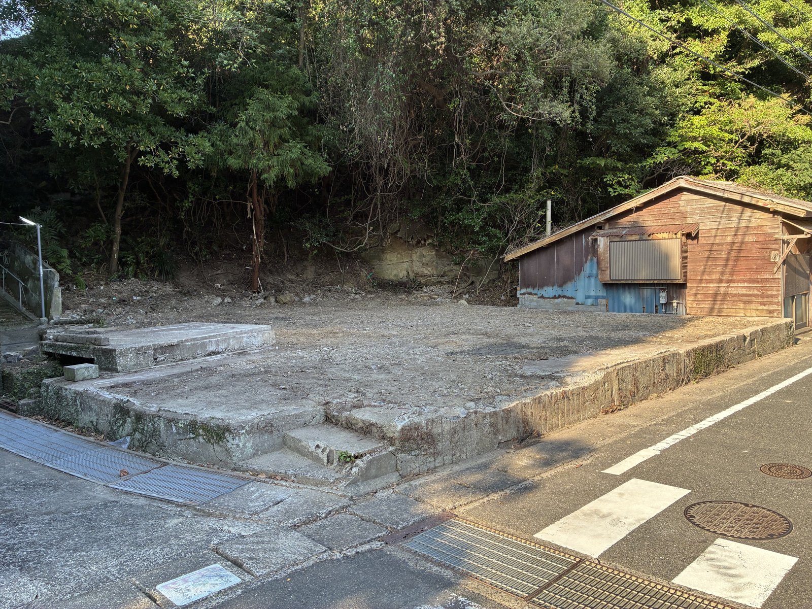 解体を終えて更地になった敷地を道路から見たところ