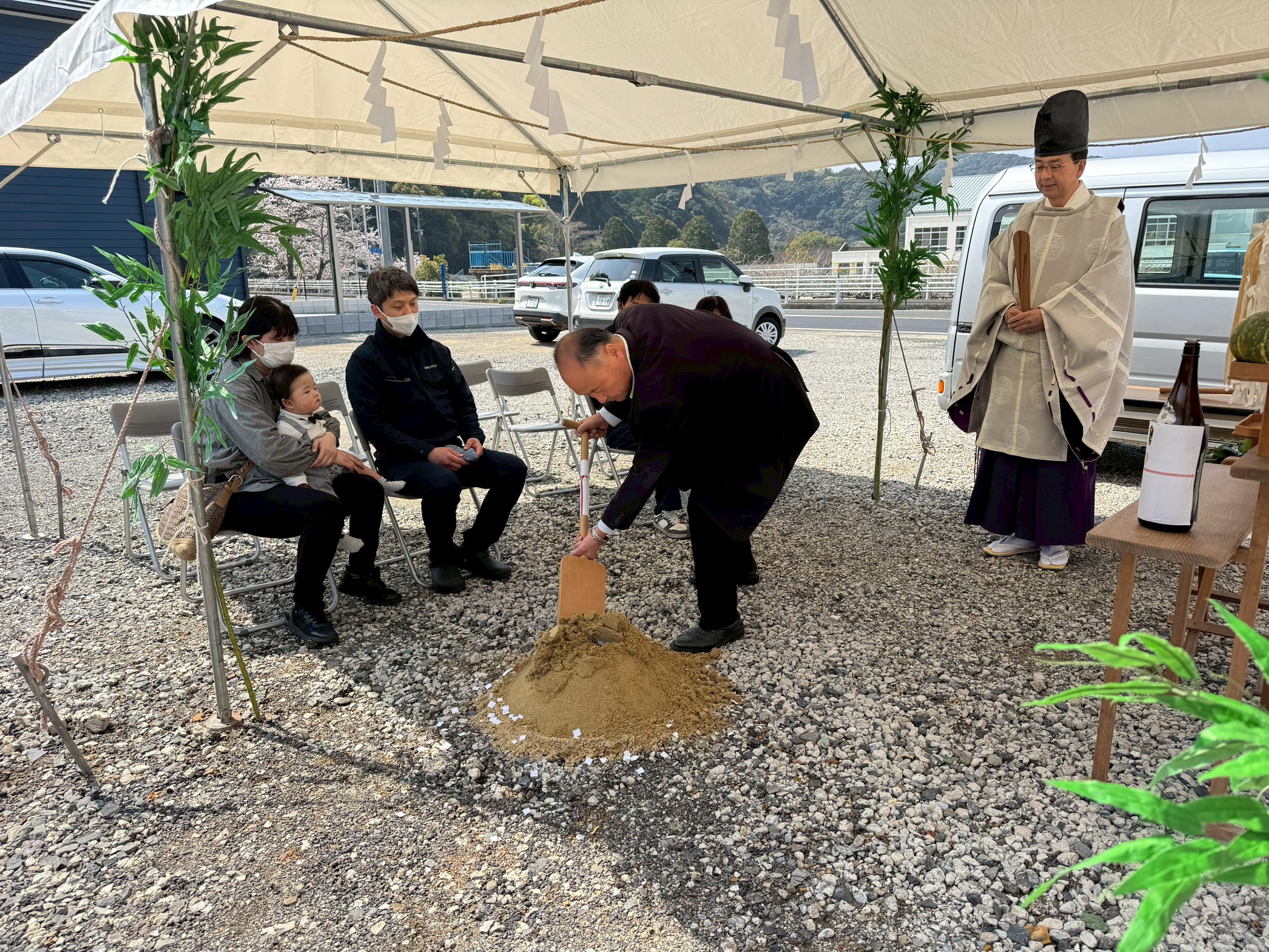 大成住宅代表による鍬入れ