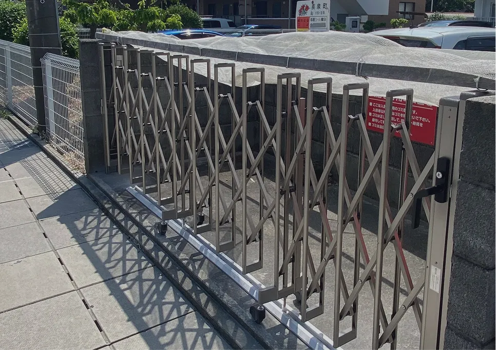 伸縮門扉 取付工事 - 画像3