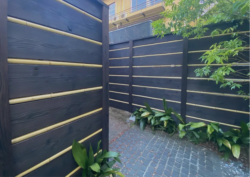 焼き杉＋竹の塀　設置工事 - 画像2