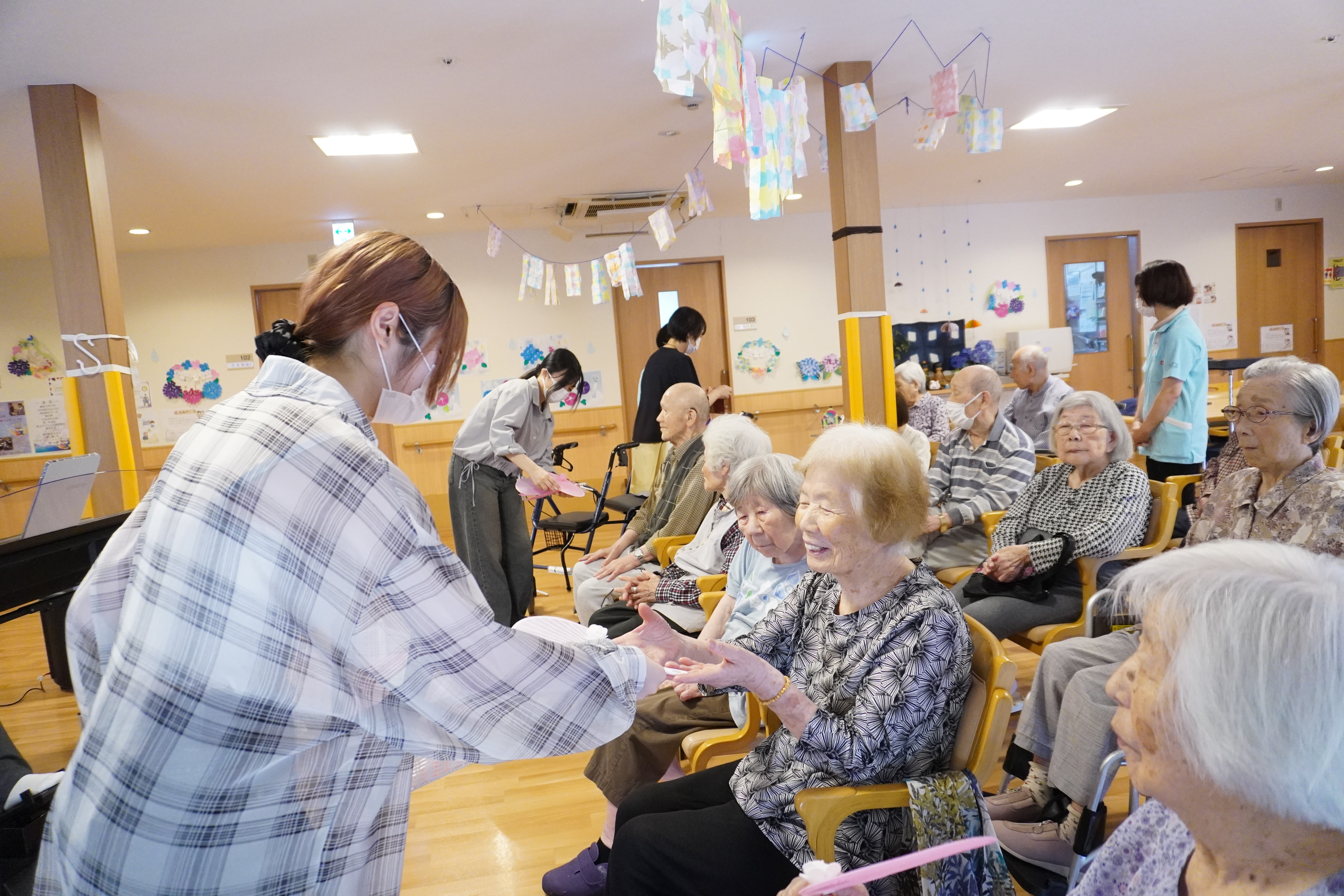 七夕コンサートでうちわをプレゼントしました