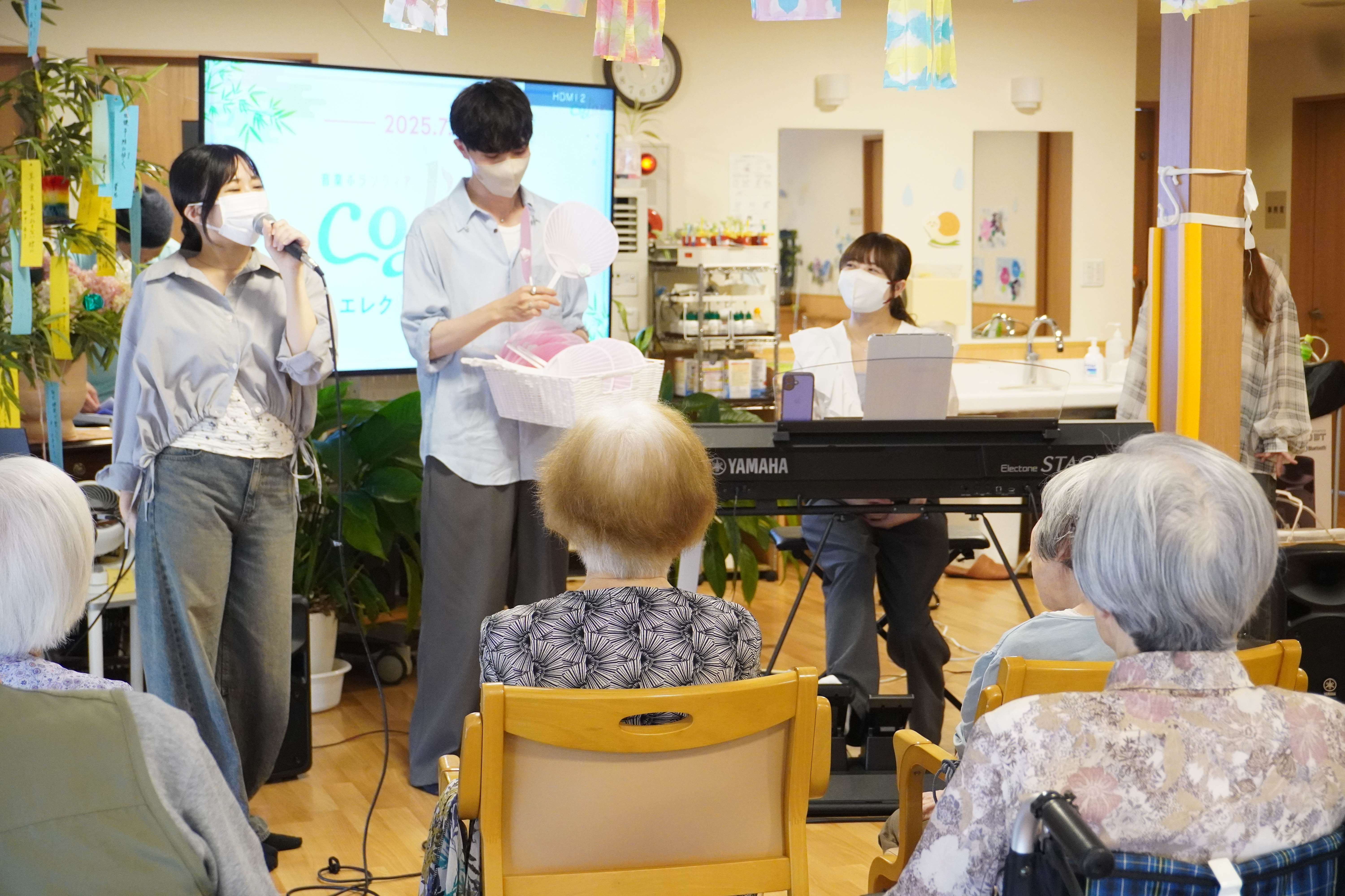 コンサート中のプレゼントを紹介している場面