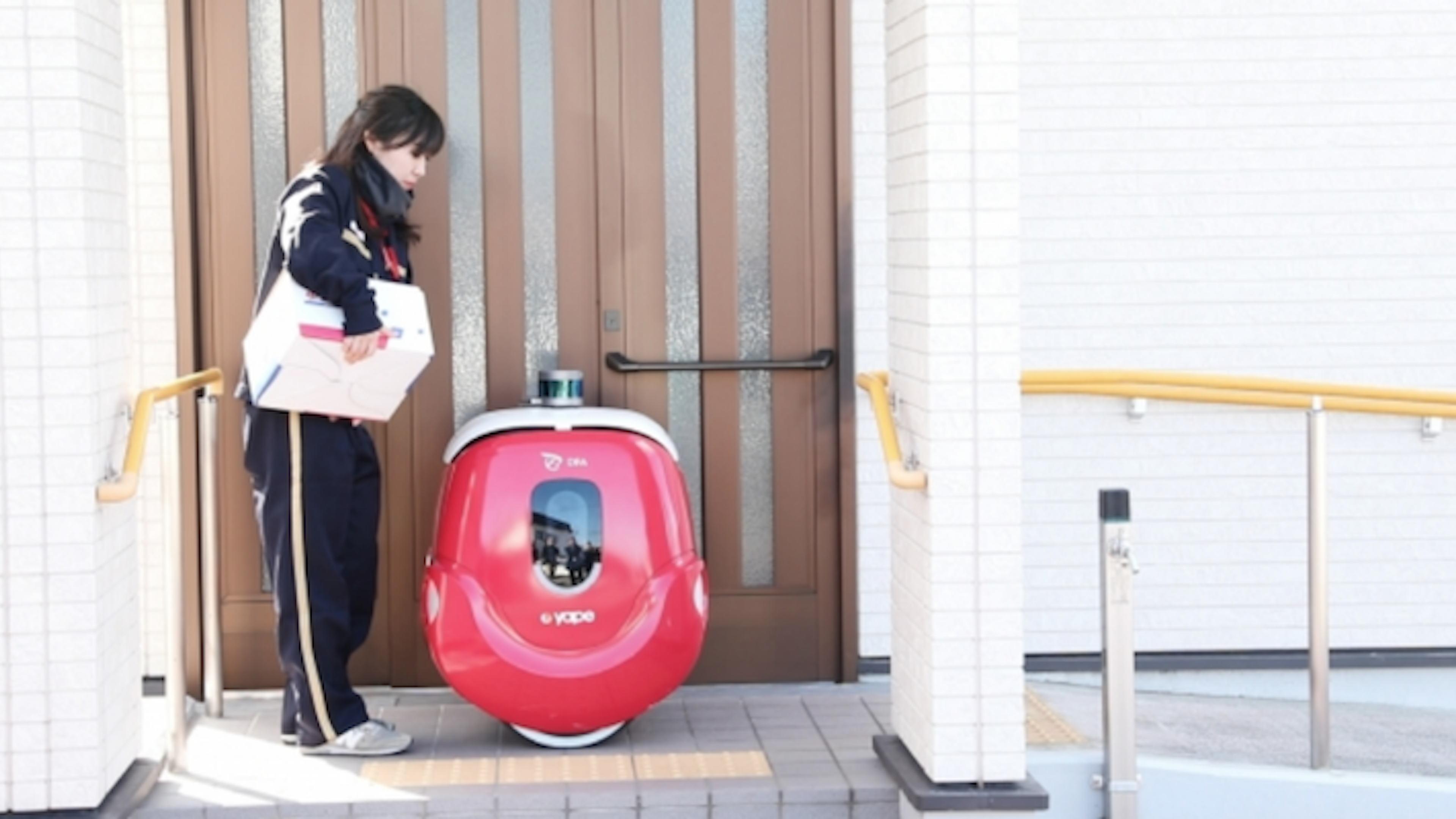 日本郵便とDFAが陸上配送ドローン(自動運搬ロボット)を使った無人配送の実証実験　日々の買い物支援などに期待のキービジュアル