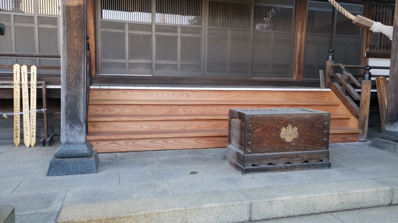 賽銭箱と本堂入口周辺 001
