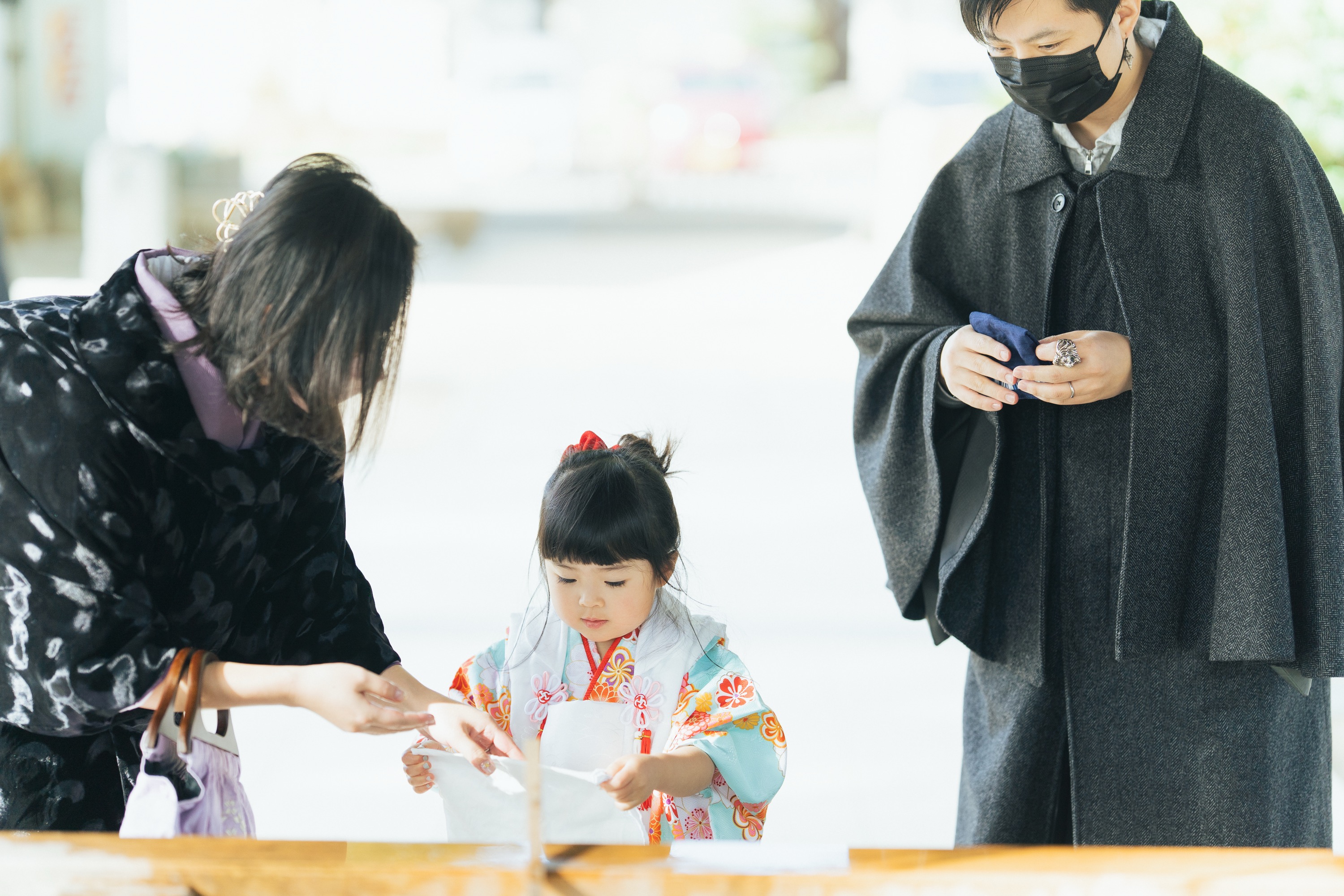 社務所でご祈祷の受付をするご家族