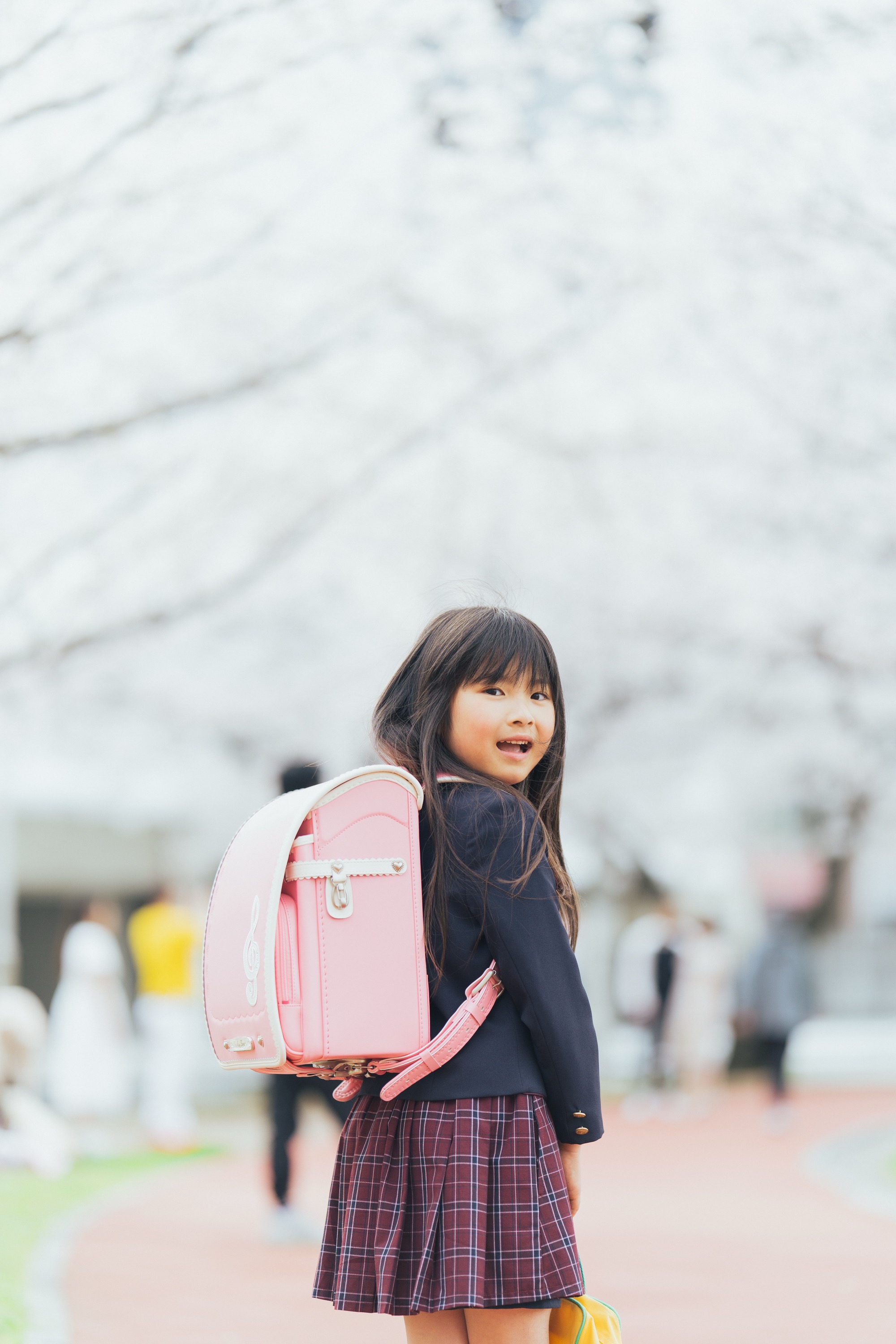ランドセルを背負って振り返る女の子
