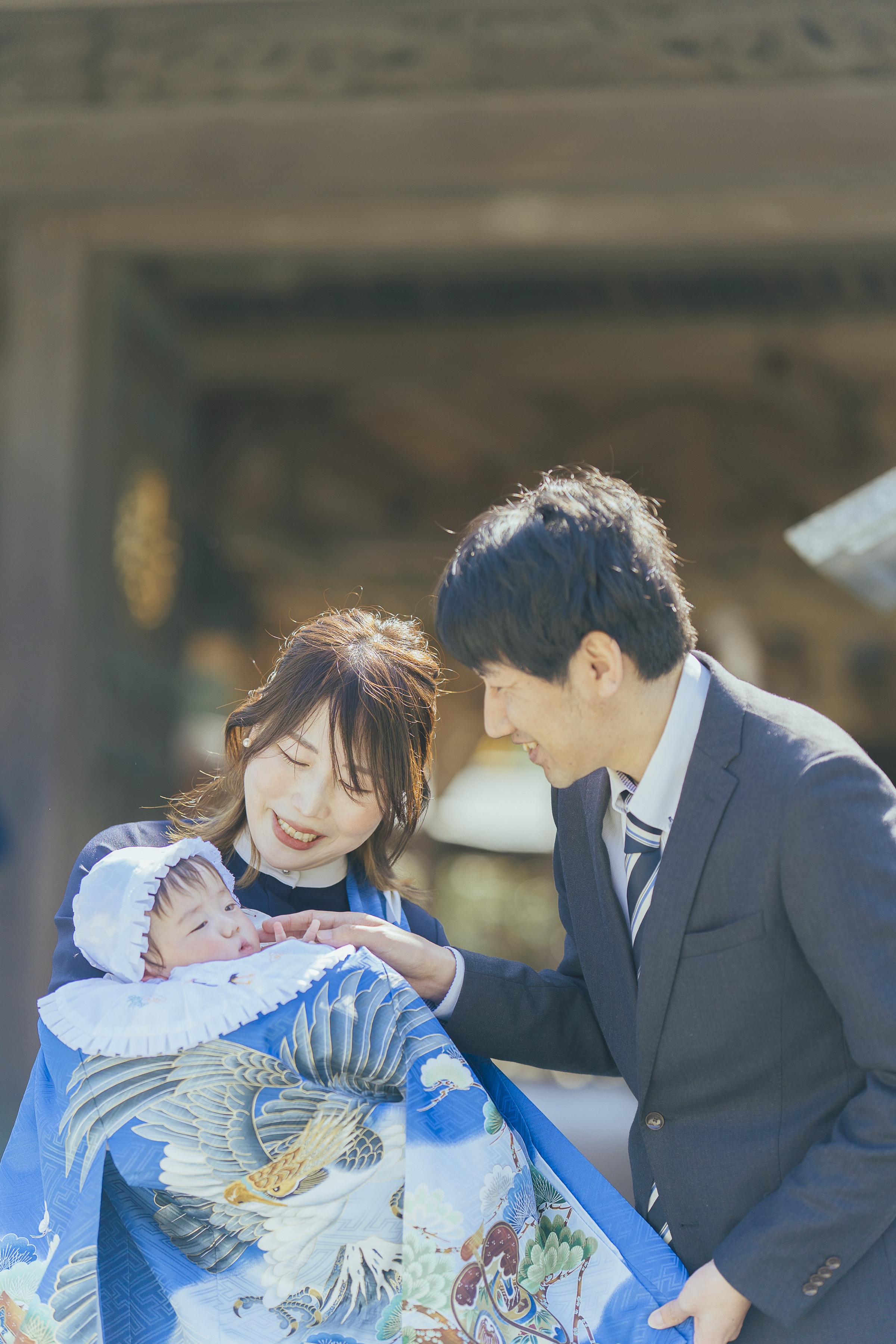 赤ちゃんを見つめるご夫婦